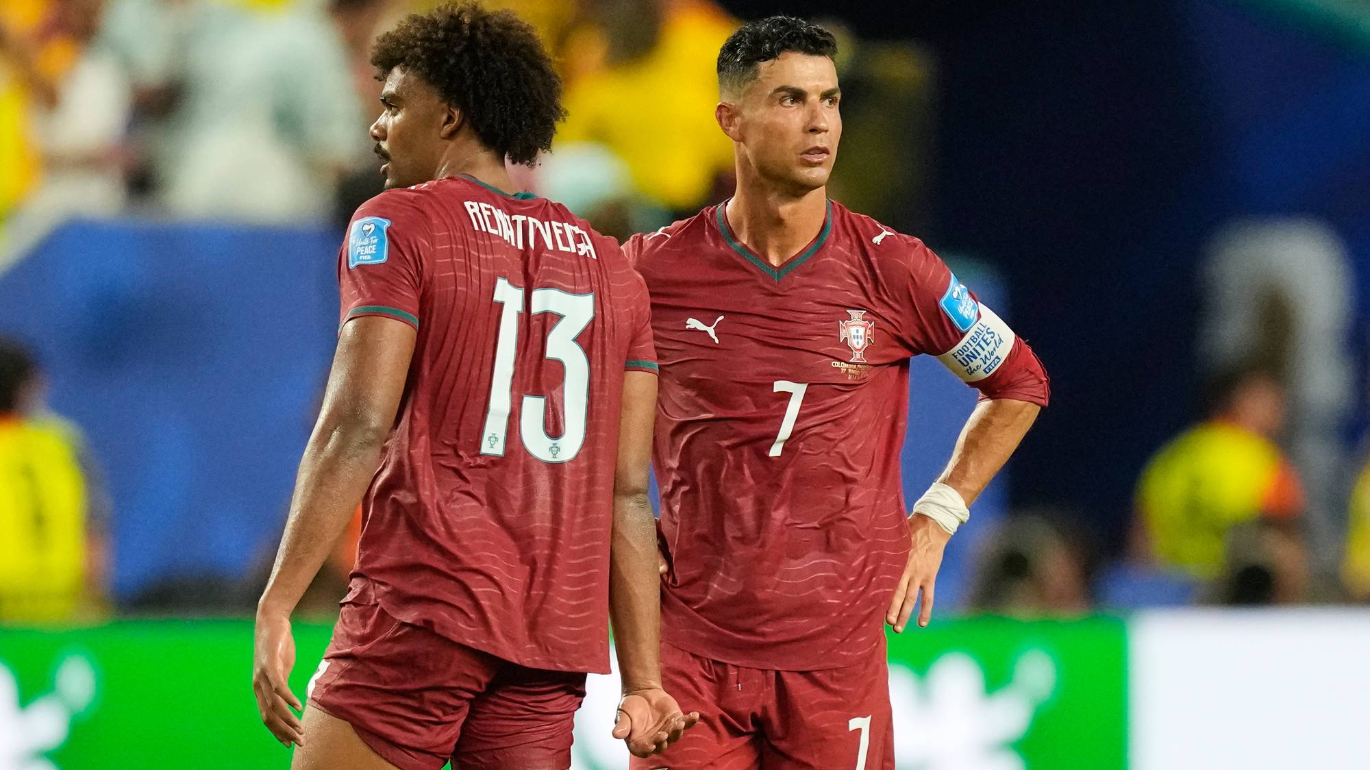 Fotballspillerne Renato Veiga og Cristiano Ronaldo på banen i Portugals landslagsdrakter. (Bildebeskrivelsen er laget av en KI-tjeneste)