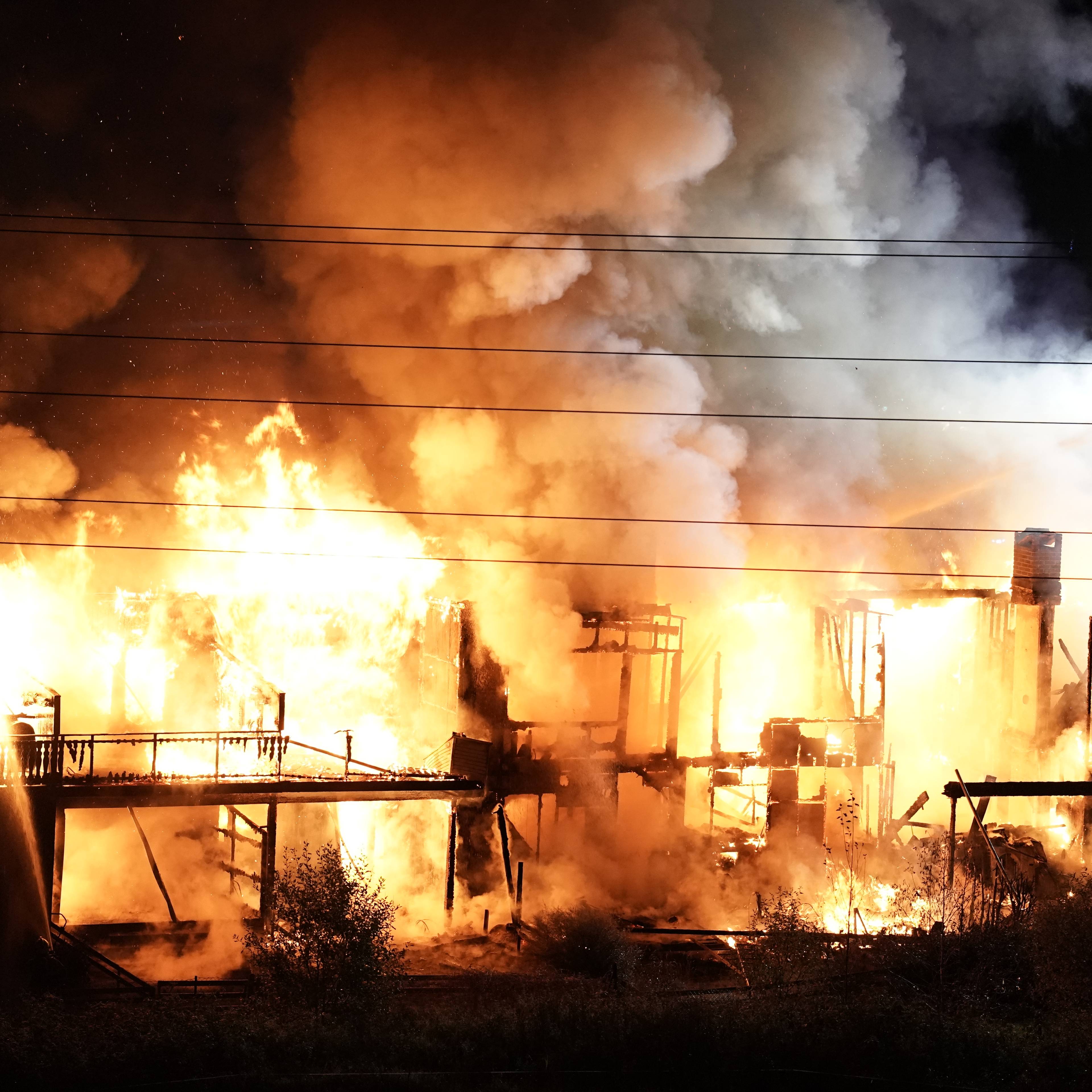 Voldsomme flammer  i hus