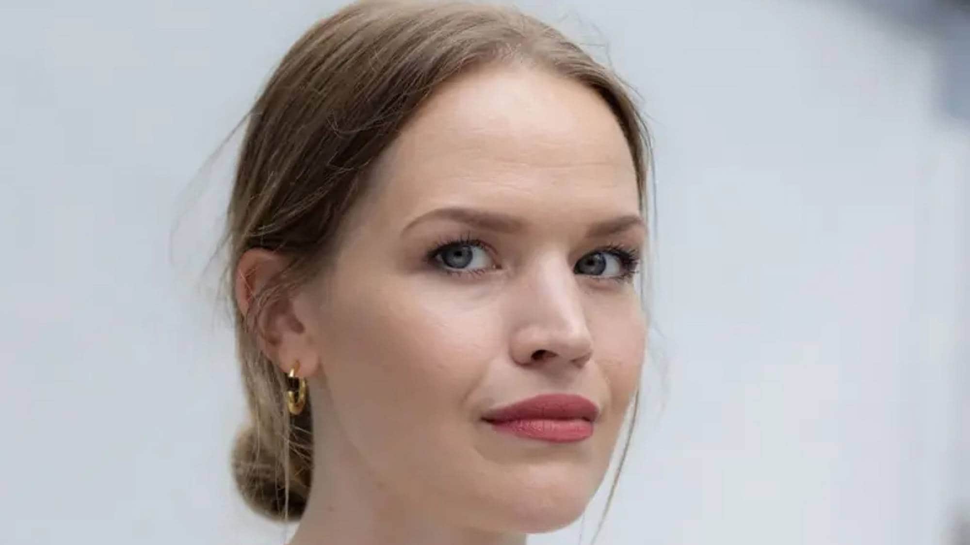 Astrid Hauge Rambøl, Manifest Analyse mener flere kollegaer og bedre lønn til sykepleierne kan løse bemanningskrisen.
