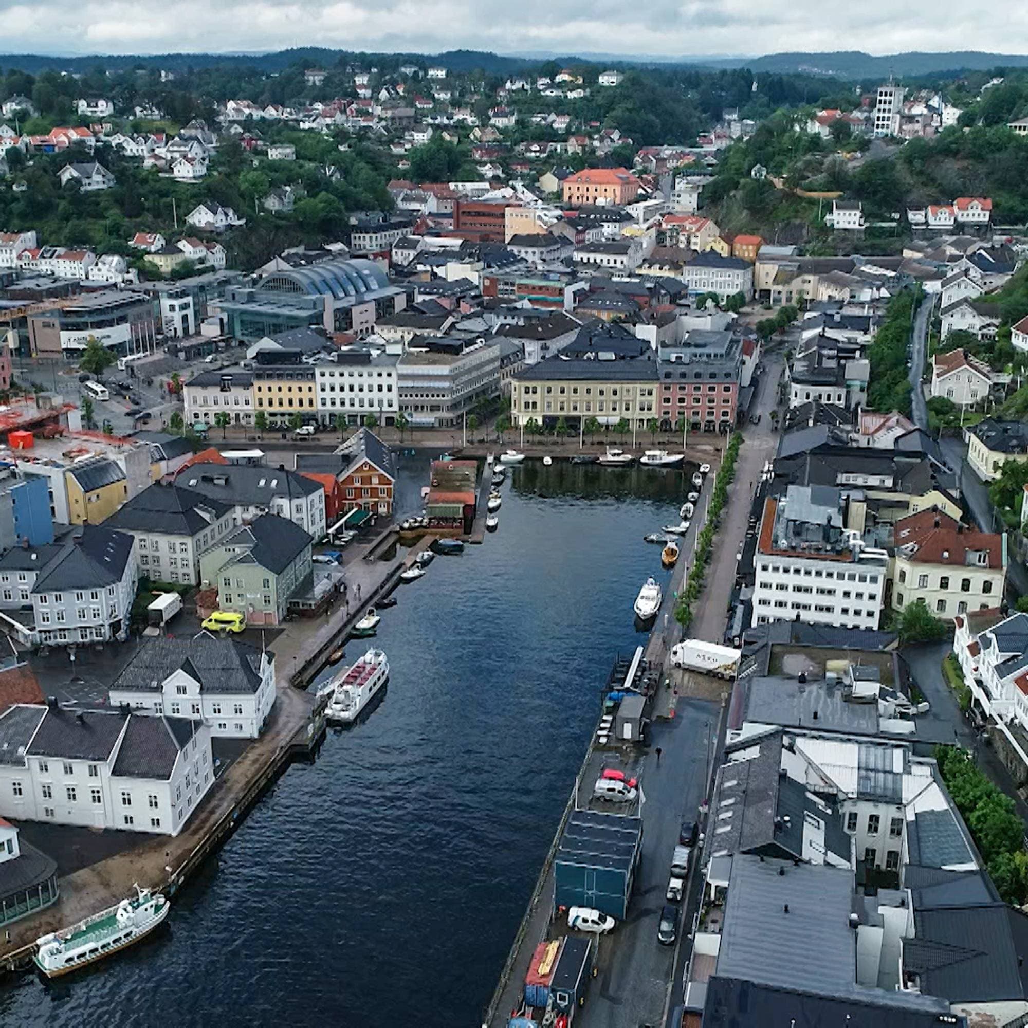 en by med en elv som renner gjennom den