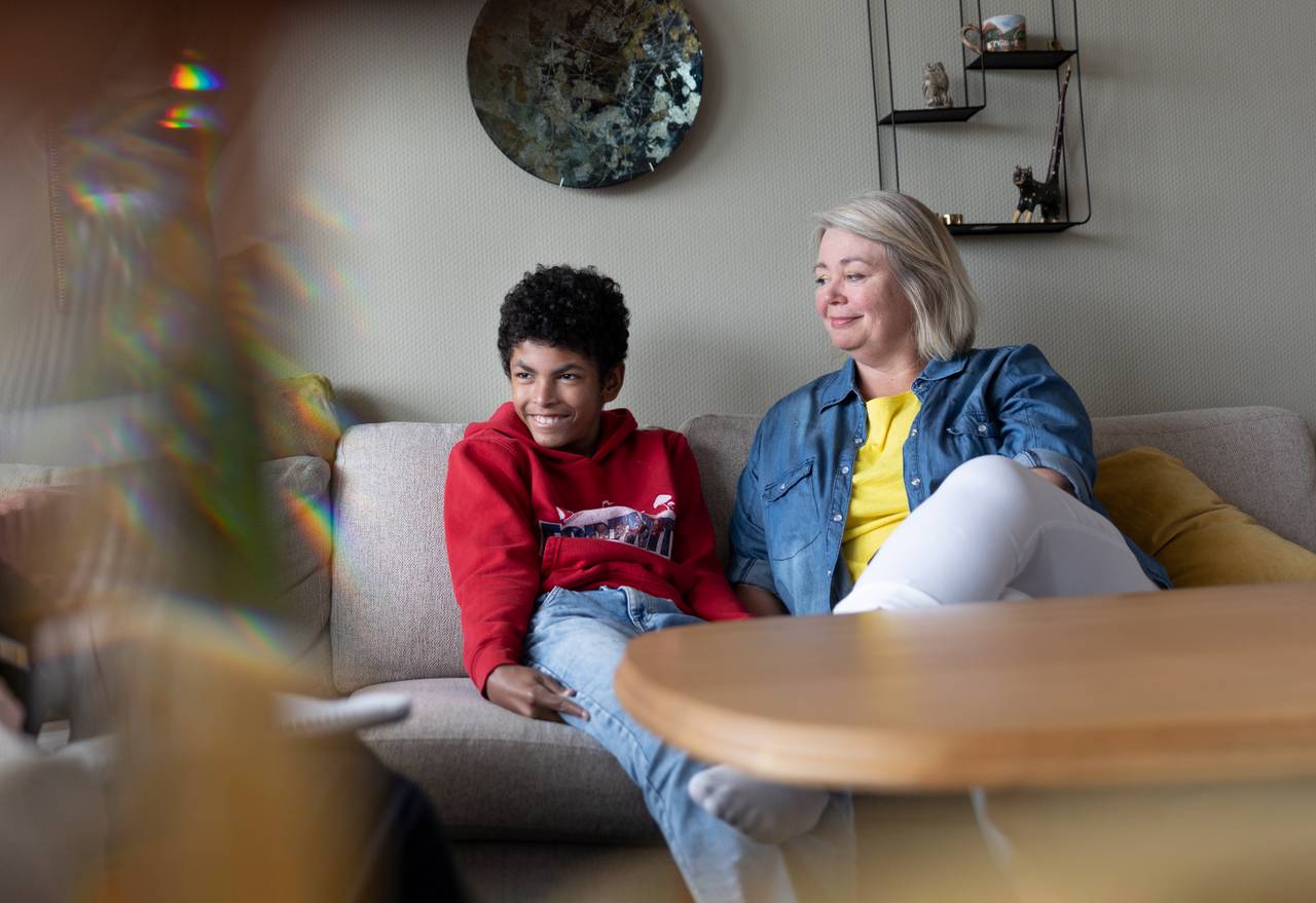Wera og sønnen i sofaen