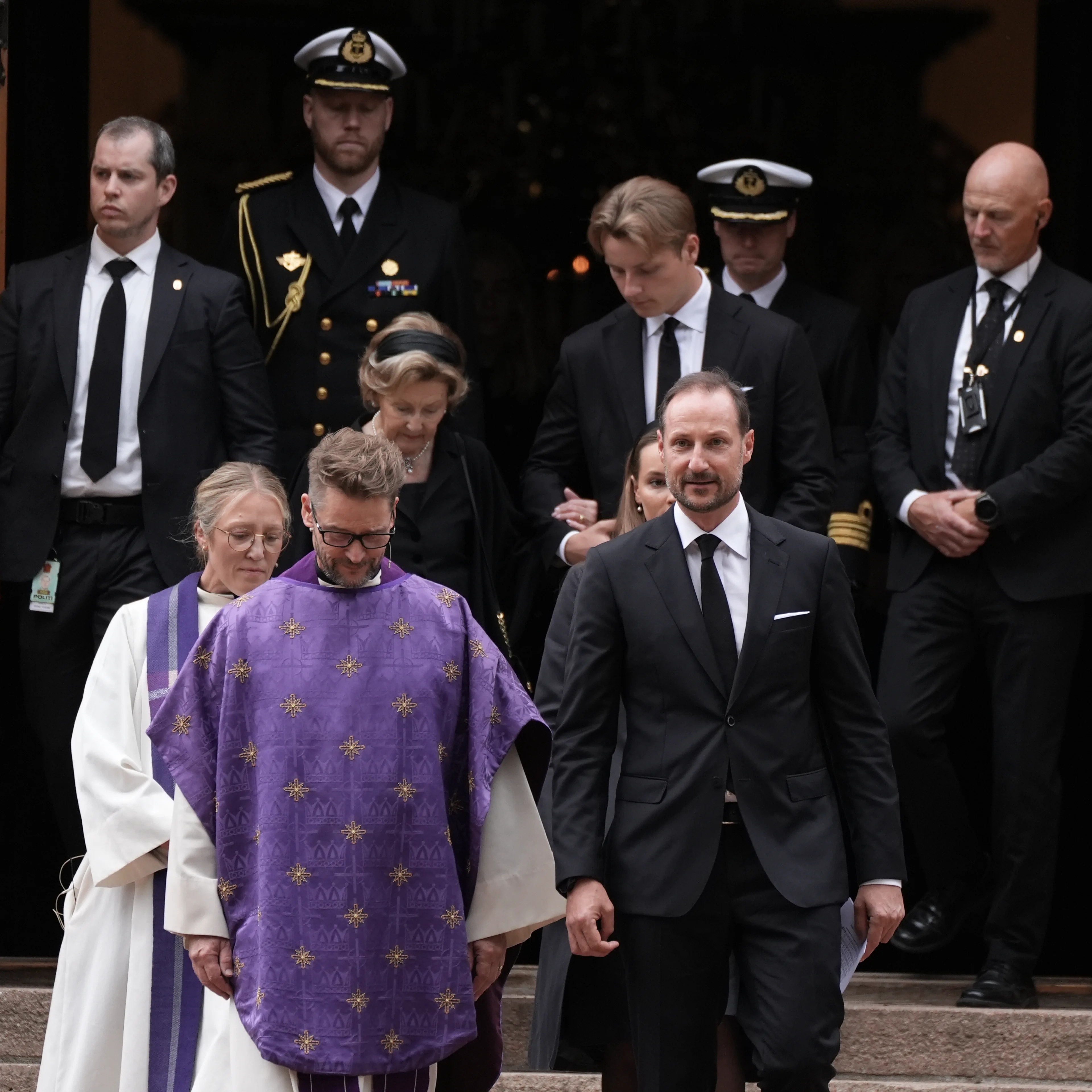 Kongefamilien går ut av en kirke etter gudstjeneste.