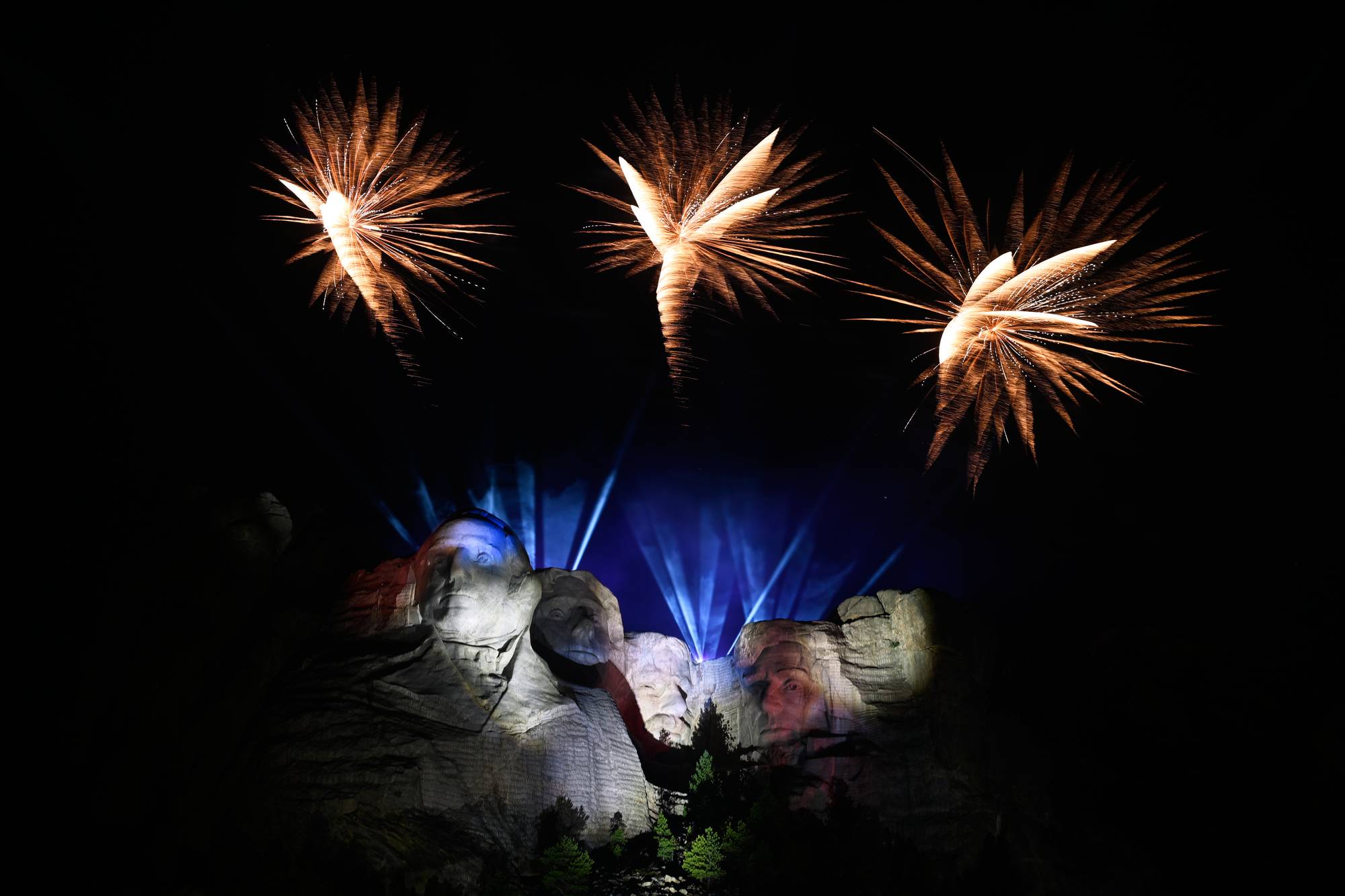 Fyrverkeri over Mount Rushmore-monumentet om natten. 