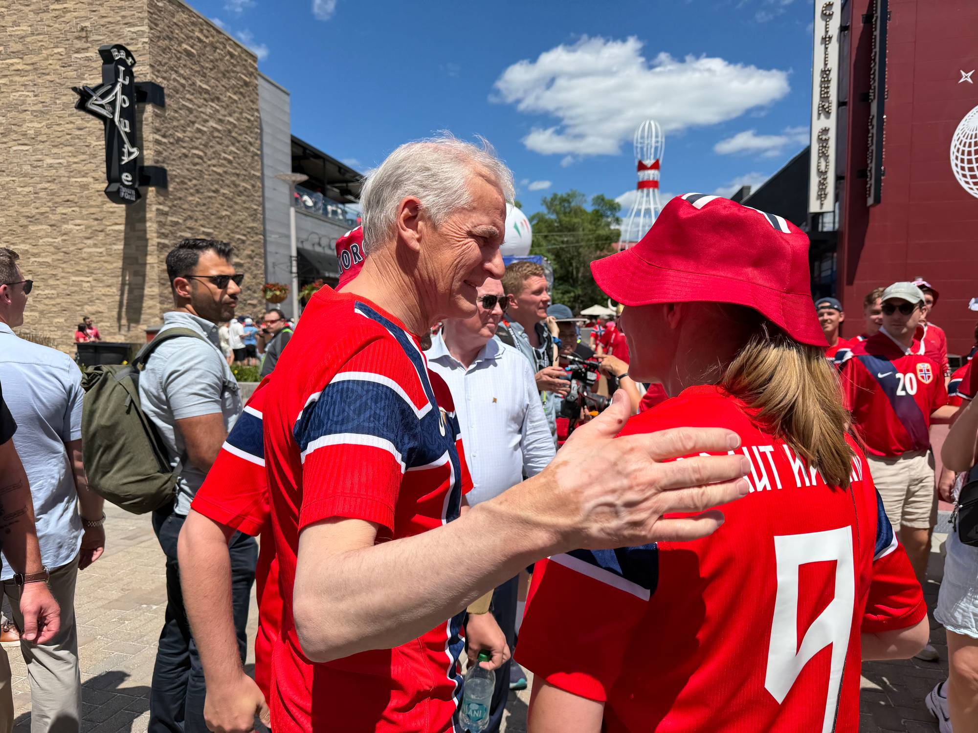 Jonas Gahr Støre møter fans utenfor stadion i Boston.
