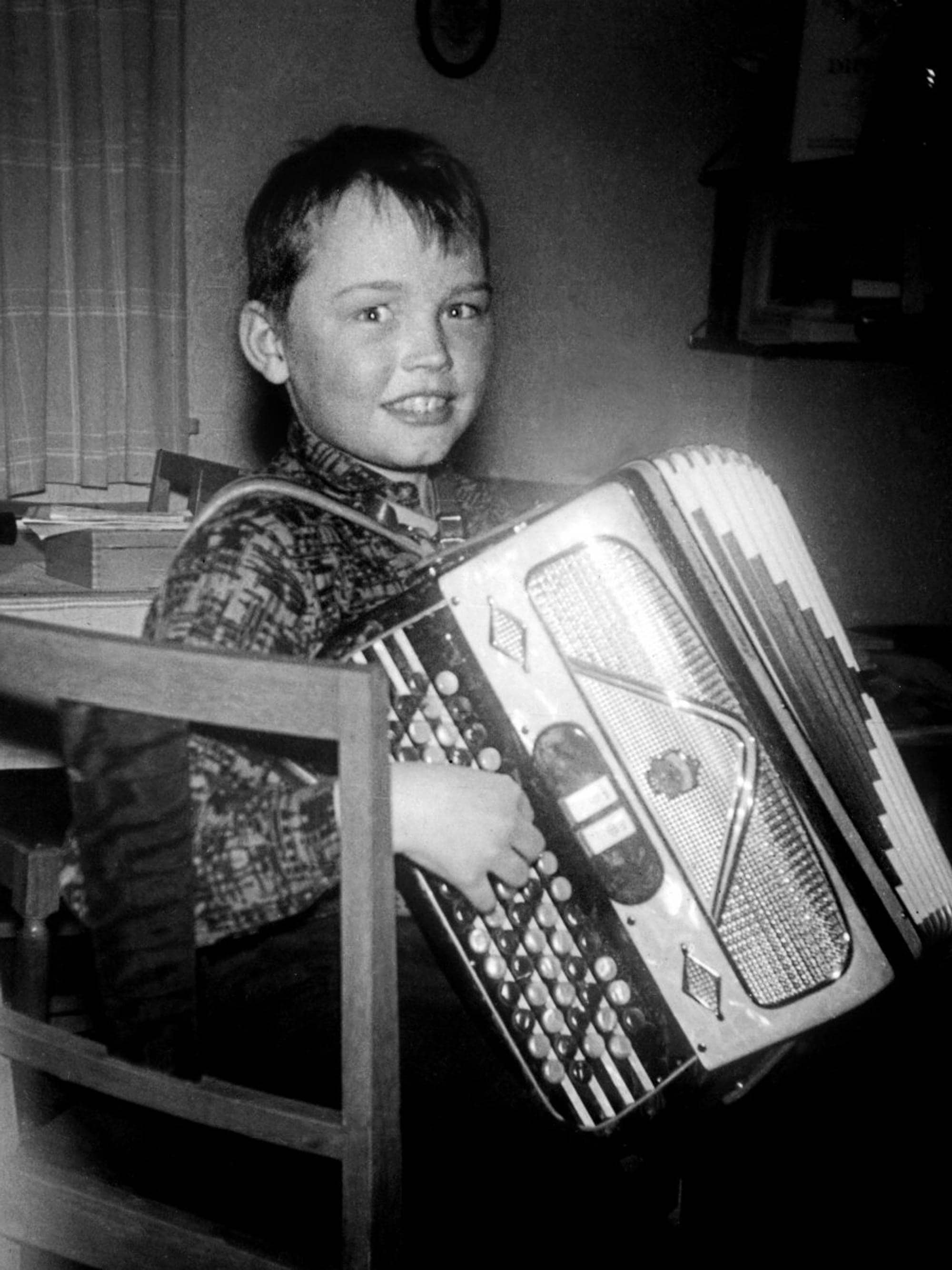 Terje Tysland som stolt 10-åring med trekkspill.
