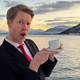 Privat Kjetil Krogstad holder en kopp kaffe. Bak han er det en fjord med fjell i bakgrunnen.