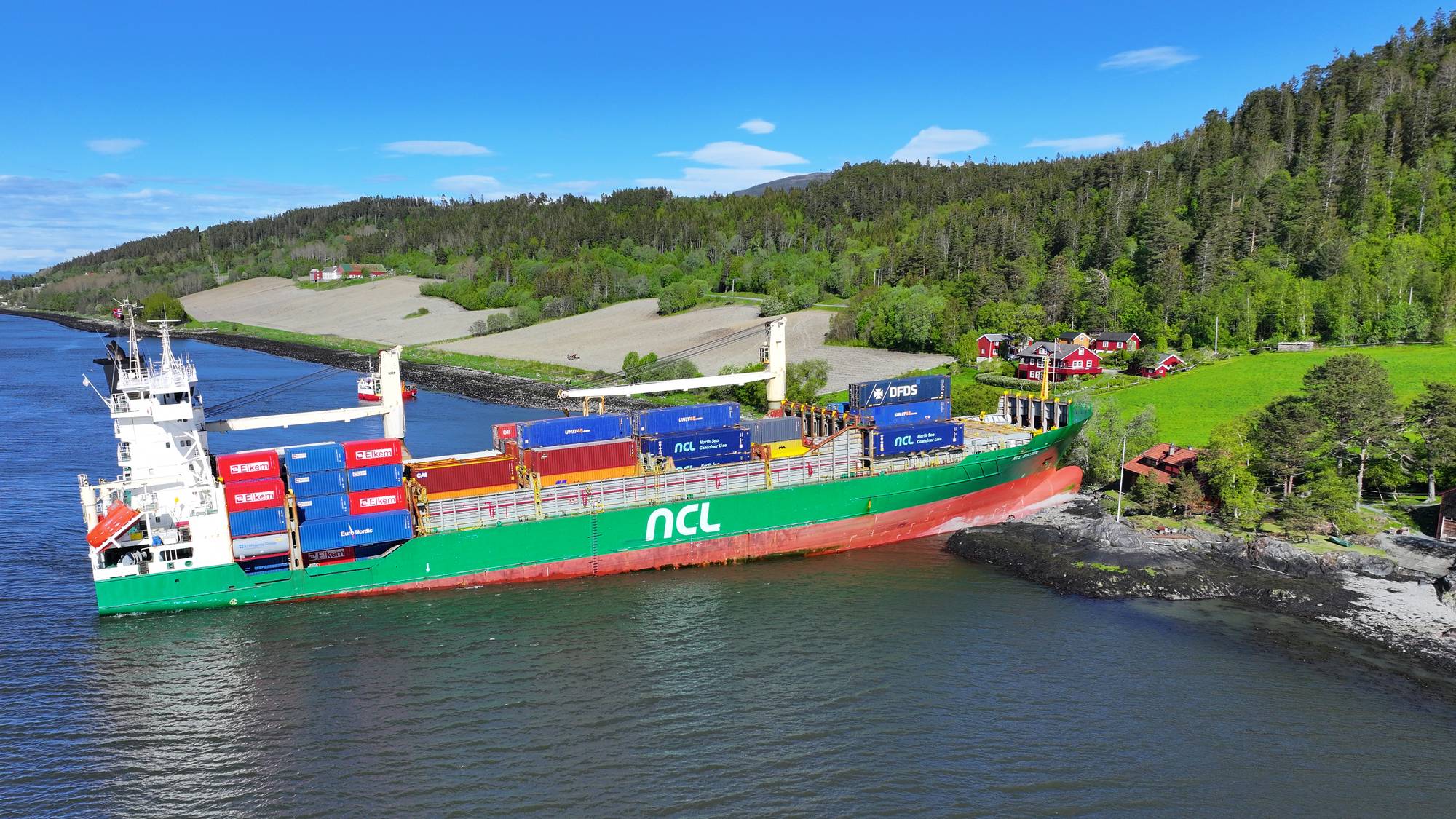 Det 135 meter lange konteinerskipet NCL Salten strandet på land på Byneset i Trondheim, bare meter fra et bolighus.