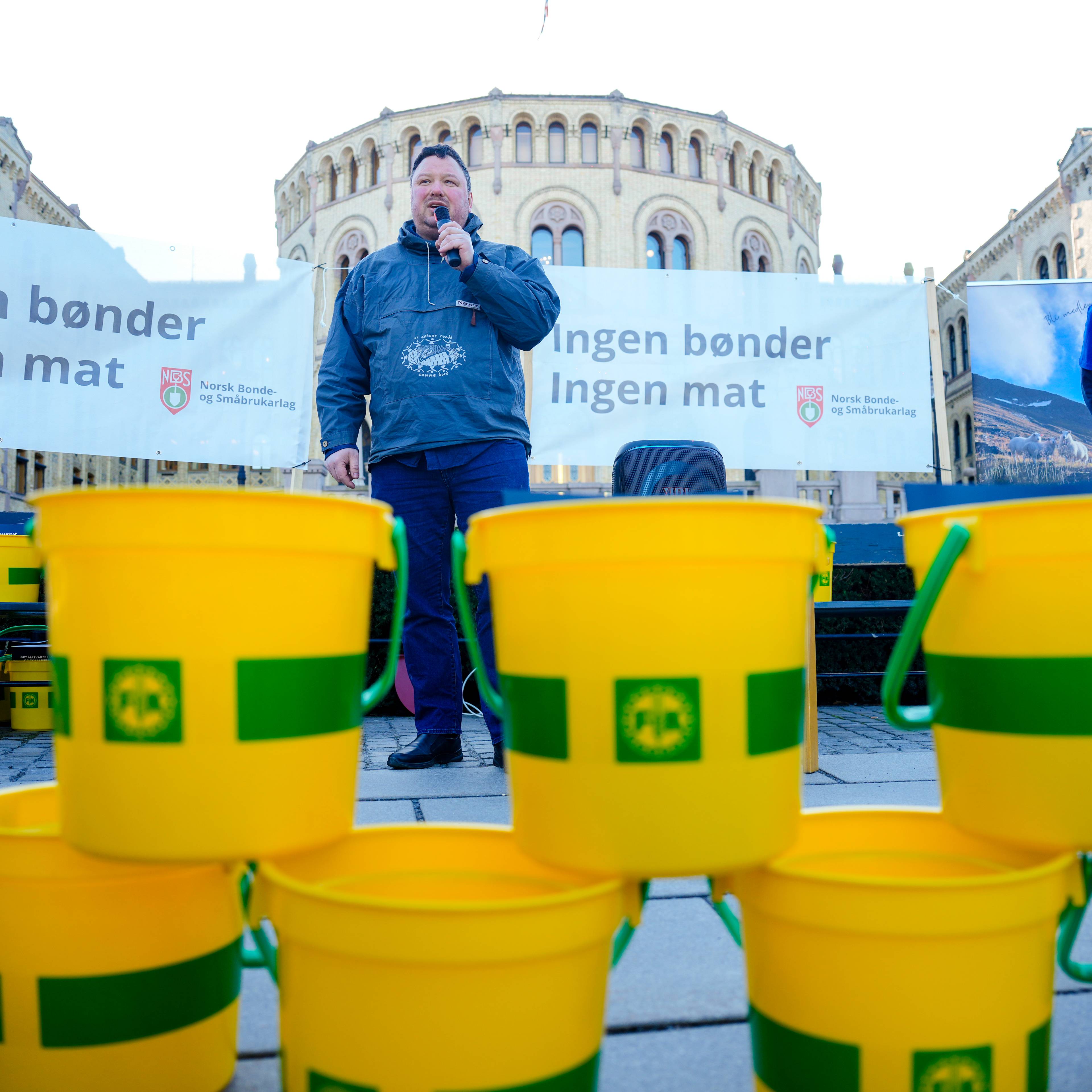 Den som dyrkar jorda si, blir mett av brød, heiter det i Skriften. Norsk bønder lanserte i dag ein plan for å gjenreise 5000 nedlagde bruk. Målet er å sikre norsk matforsyning i ei usikker tid.