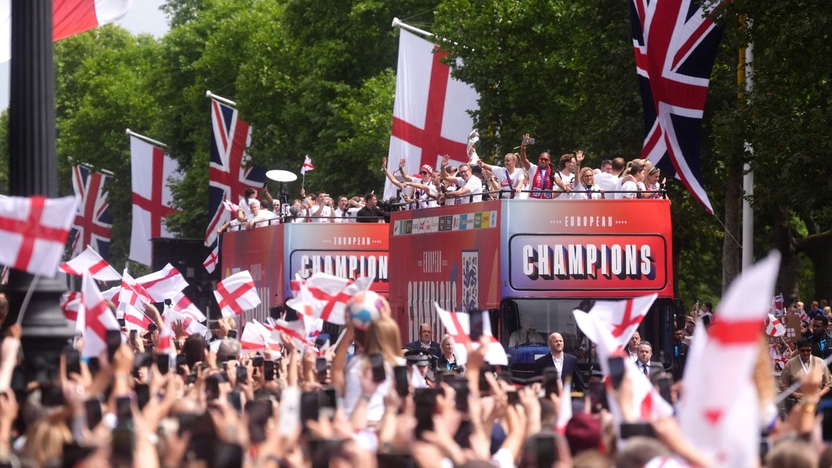 Englands europamestere hyllet av 65.000 under seiersparade i London