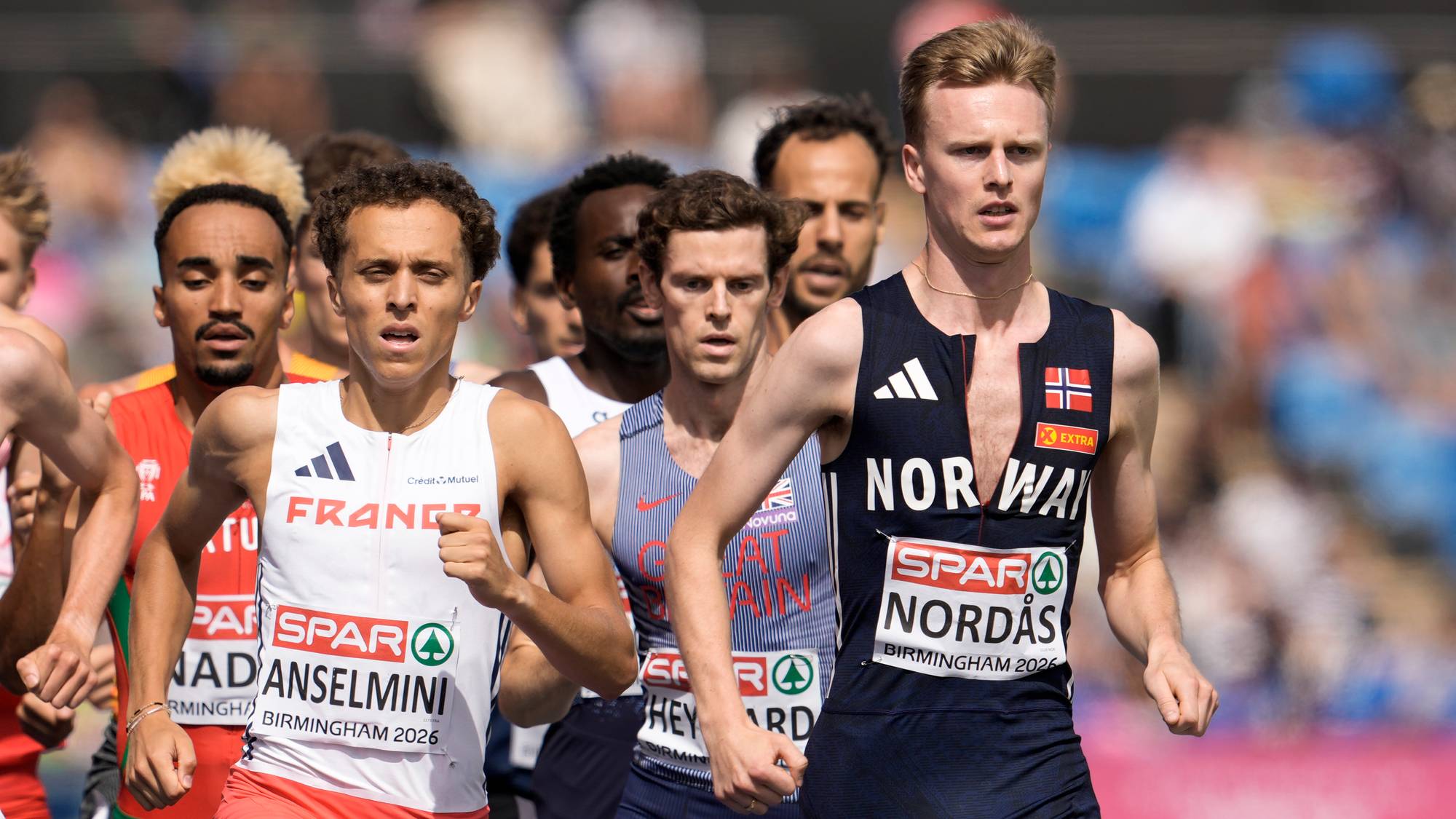 Narve Gilje Nordås og andre løpere i et friidrettsløp under Birmingham 2026. (Bildebeskrivelsen er laget av en KI-tjeneste)