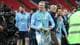 Richard Pelham / AP,NTB Manchester City-spiller Erling Braut Haaland holder pokalen. Han er omringet av lagkamerater og trenere på gresset. Det er mange TV-kameraer rundt dem. (Bildebeskrivelsen er laget av en KI-tjeneste)