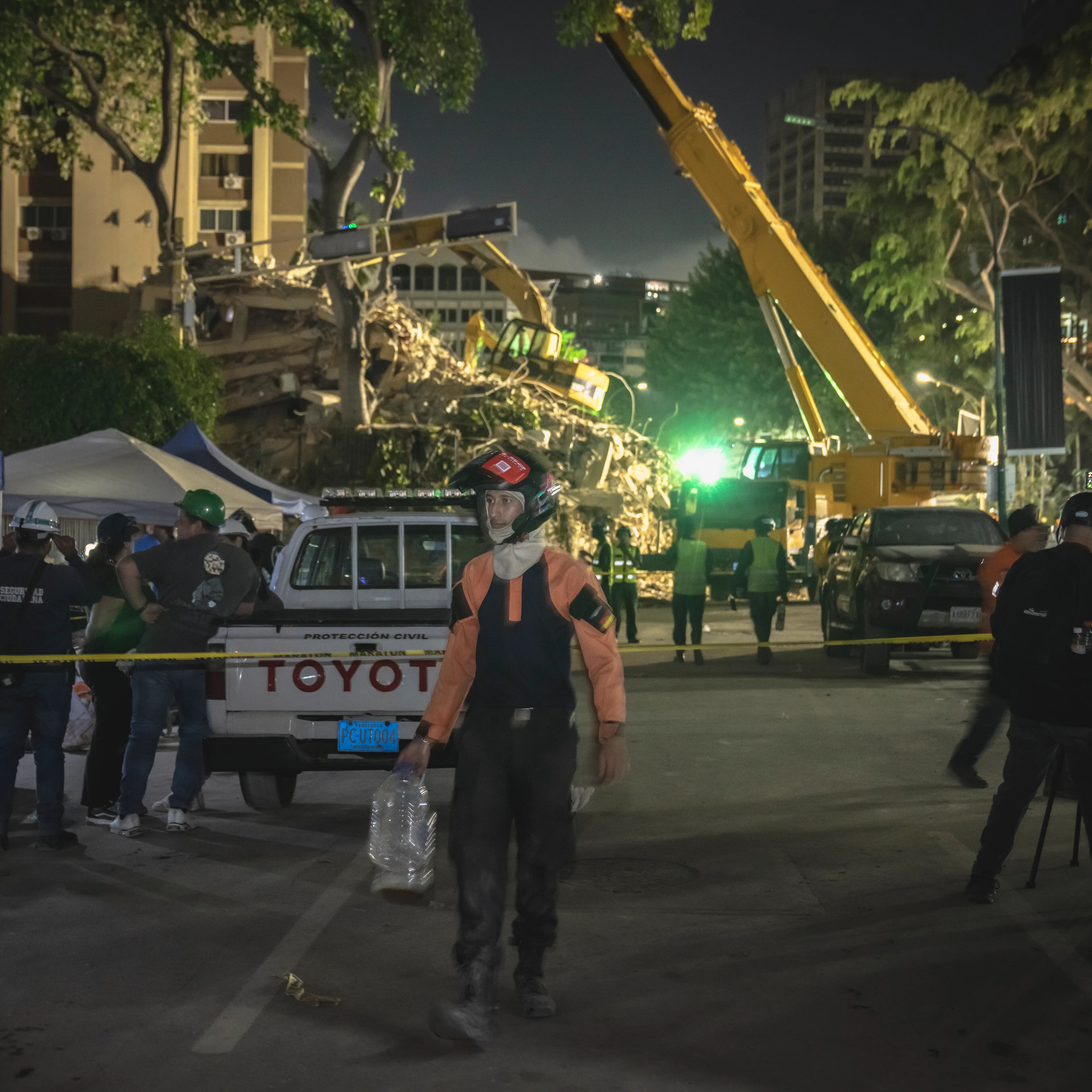Lagt i grus: En 13-etasjers bygning har rast sammen midt i Caracas, Venezuela. Redningsarbeidet pågår dag og natt.