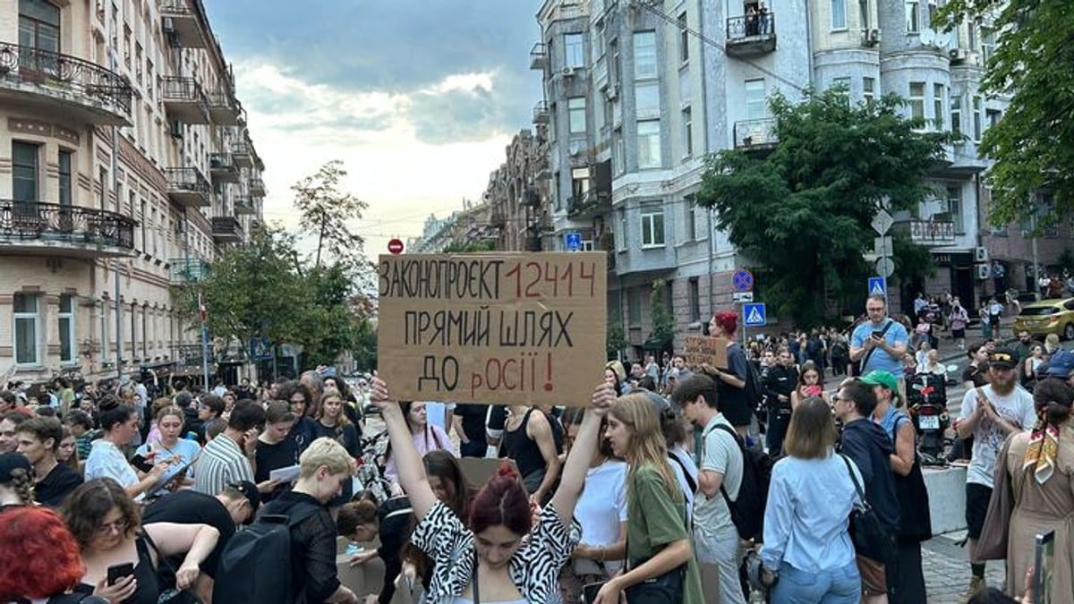 Store protester mot korrupsjonslov i Ukraina