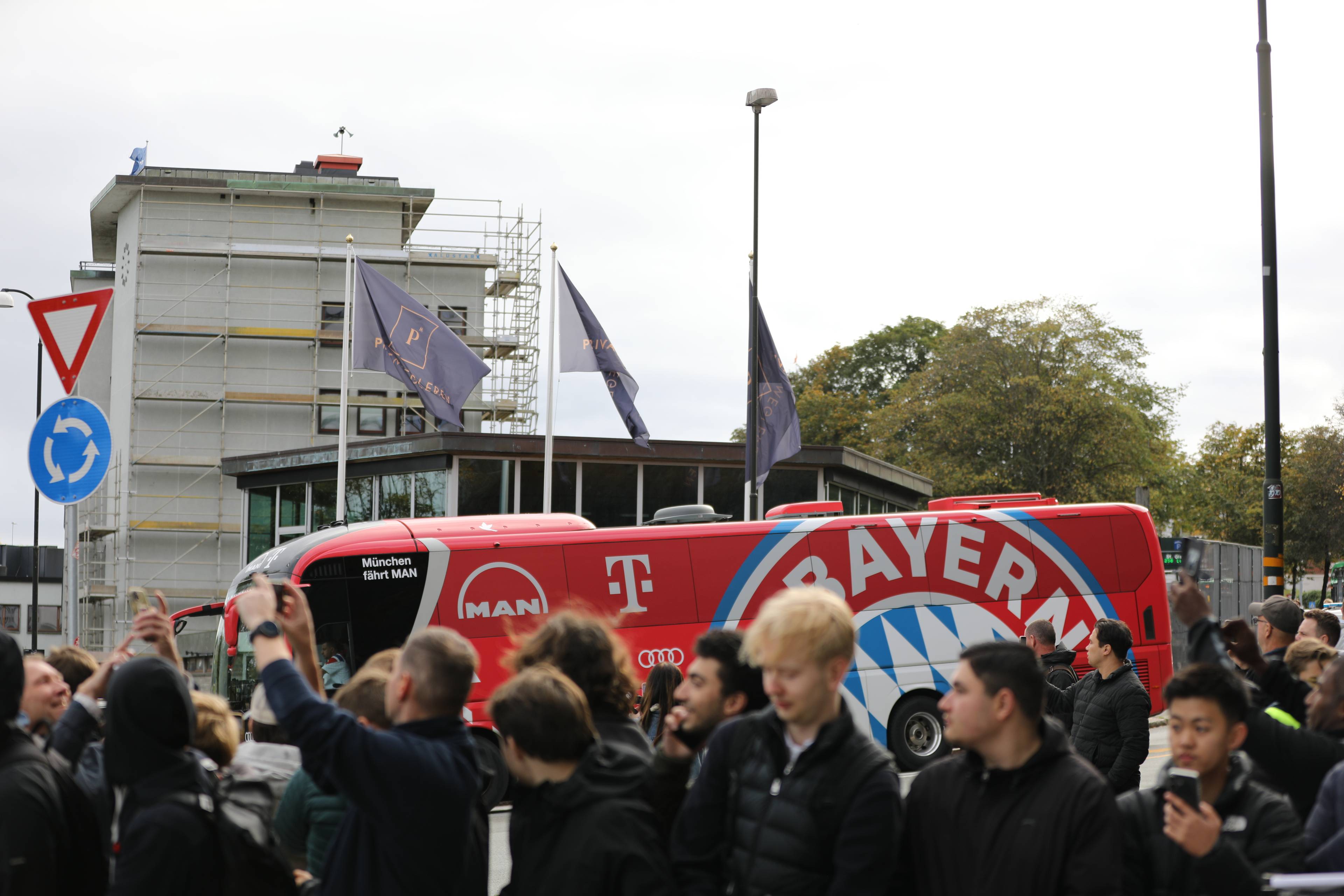 Folkemengde fotograferer Bayern Mnchens lagbuss som kjører forbi. (Bildebeskrivelsen er laget av en KI-tjeneste)