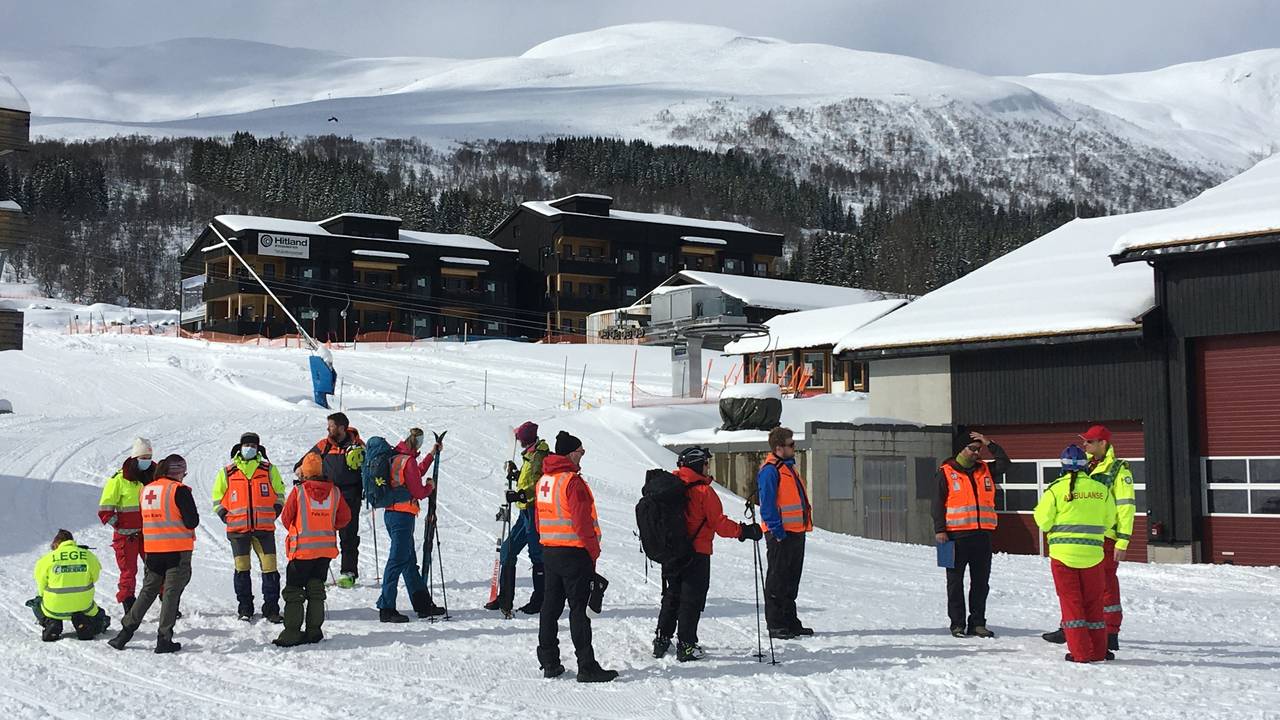 Snøskred i Myrkdalen. Leitemannskap er på plass.