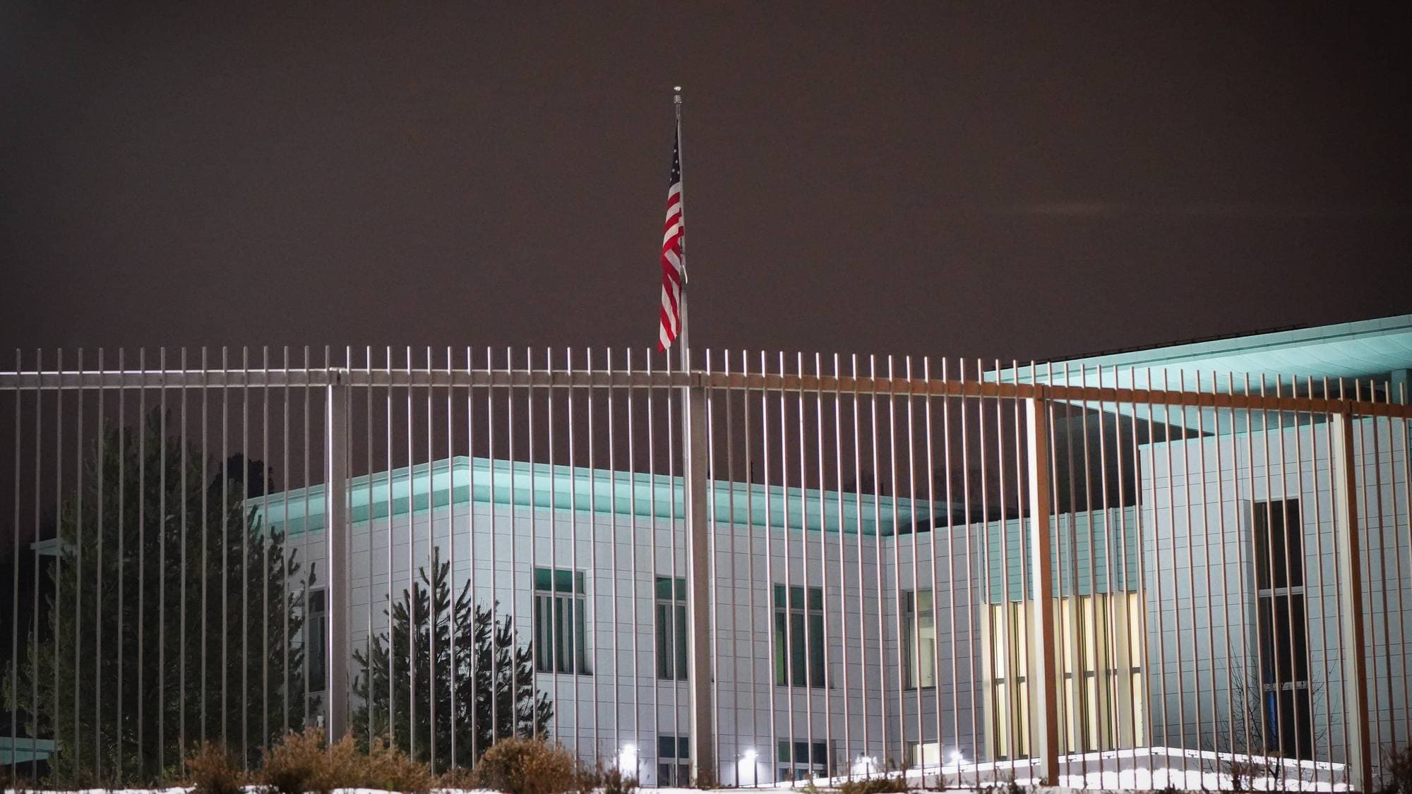 Det amerikanske flagget bak gjerdet ved den amerikanske ambassaden i Oslo