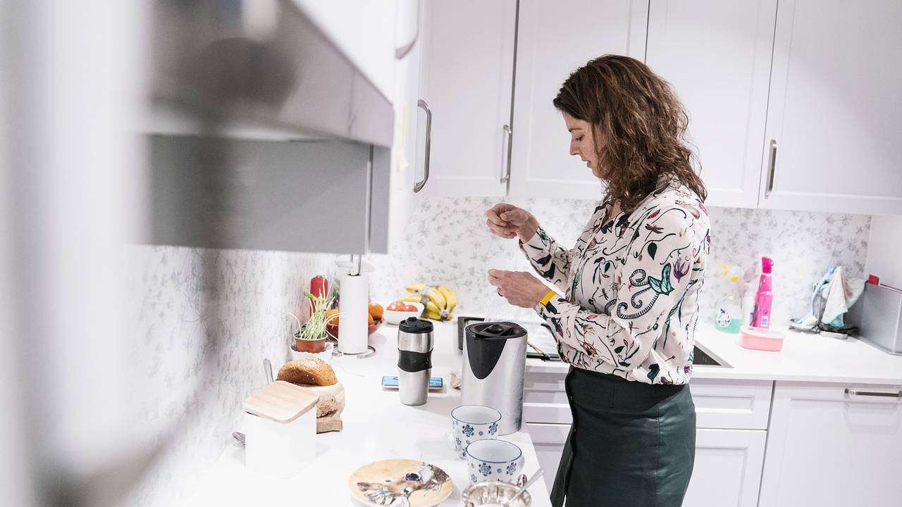 Laurette på kjøkkenet