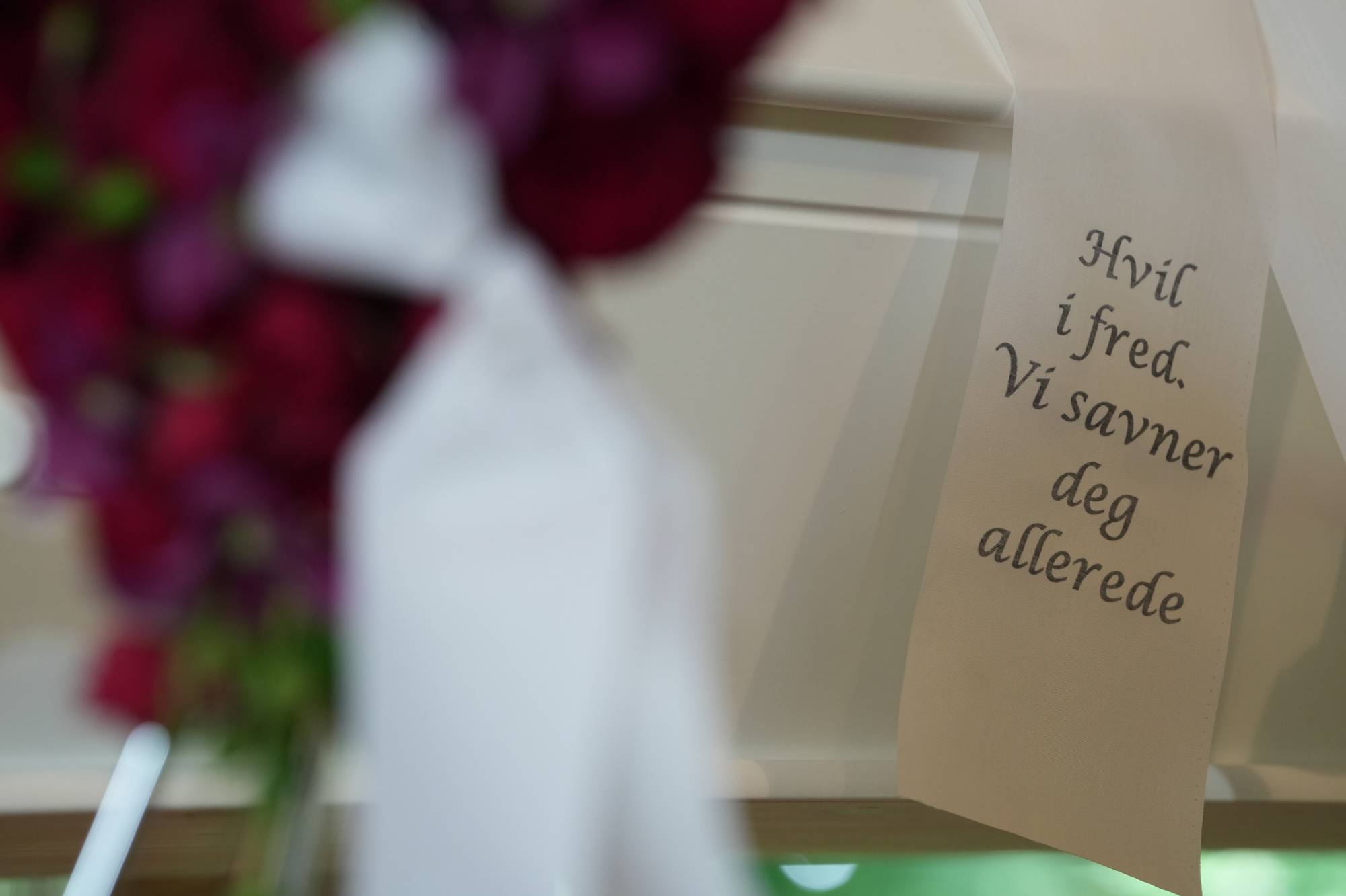 Dekorasjon på kisten til Maren Sømme.