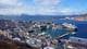 Allan Klo / NRK Hammerfest sentrum. Bildet er tatt 24. april 2026. På bildet ser vi blant annet Havila Kystrutens skip "Pollux", samt flere hurtigbåter ved kai. Fartøyet M/S Mårøy er vei mot kai i byens sentrum.