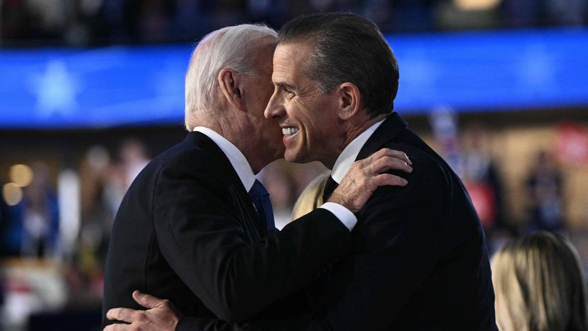President Joe Biden snur og benåder sønnen Hunter