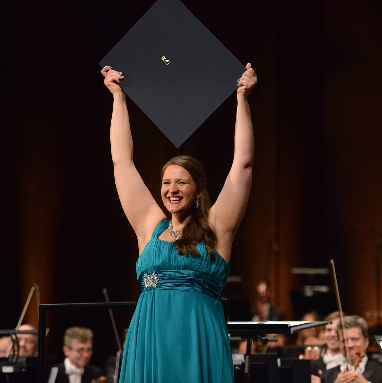 H.M. Dronning Sonja overrekker DSIMs førstepris til Lise Davidsen. Foto: Marius Nyheim Kristoffersen