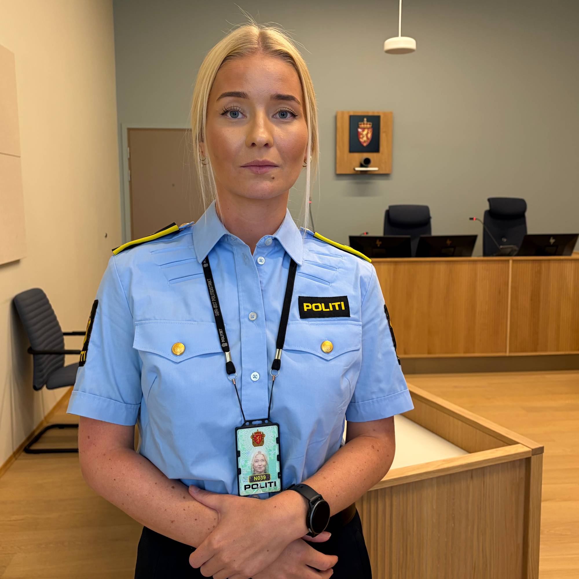 En politikvinne i retten