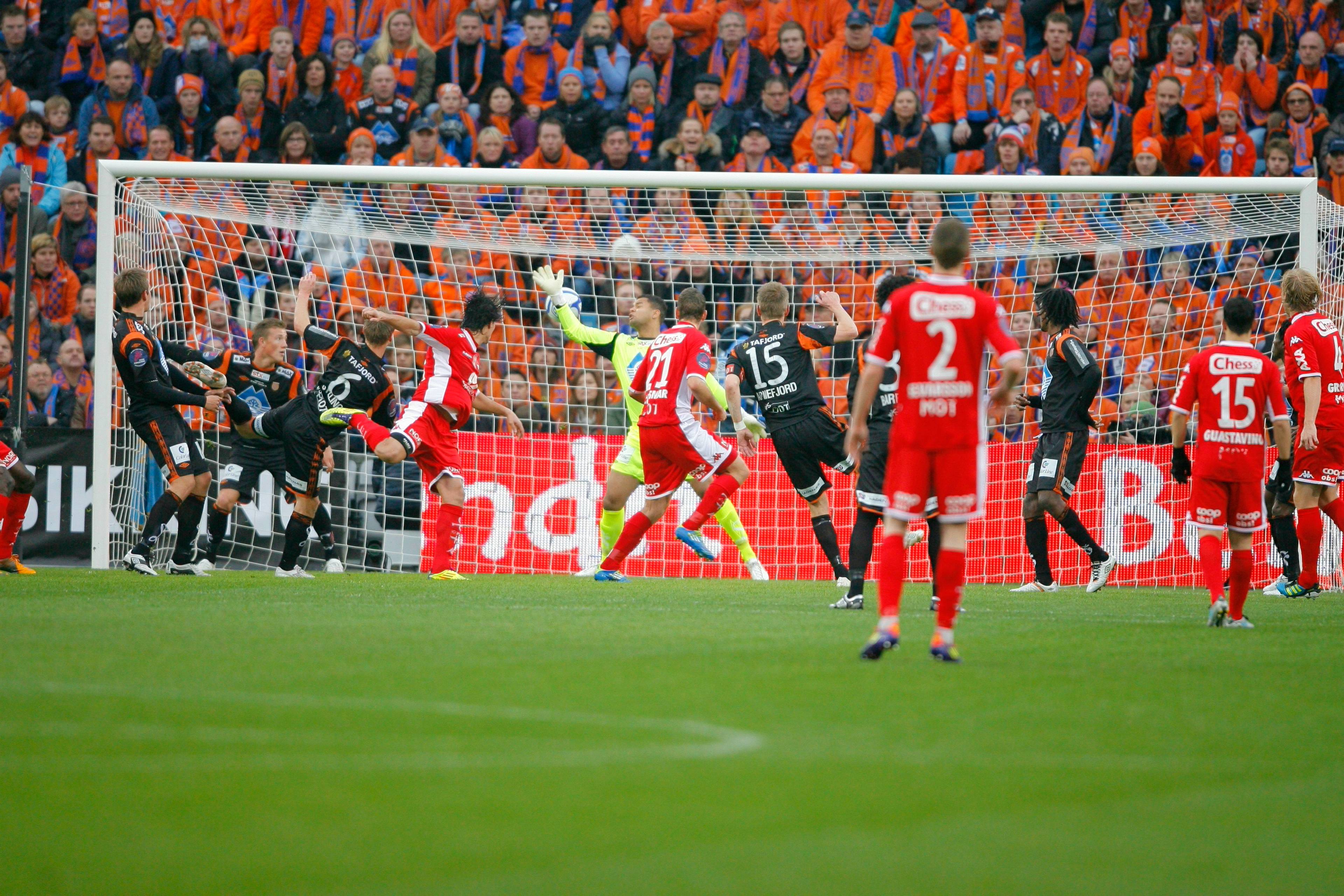 OSLO  20111106.Brann setter inn 1-1 under cupfinalen i fotball for menn mellom Brann og Aalesund på Ullevaal Stadion i Oslo søndag ettermiddag.Foto: Svein Ove Ekornesvåg / Scanpix