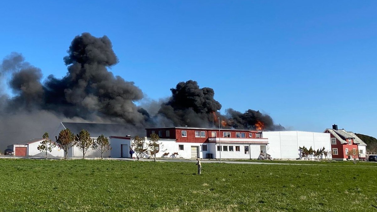 Kraftig brann i fabrikk – usikkert om den vil spre seg
