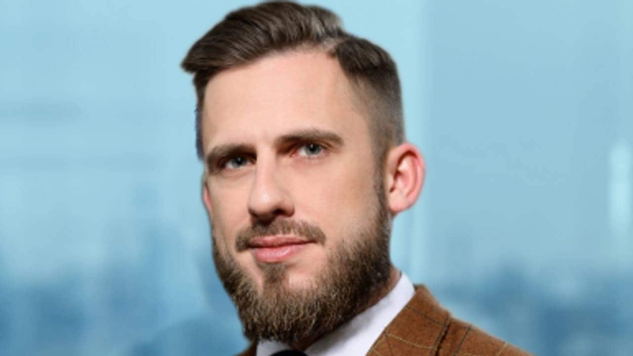Damien Magrou er utdannet jurist.
