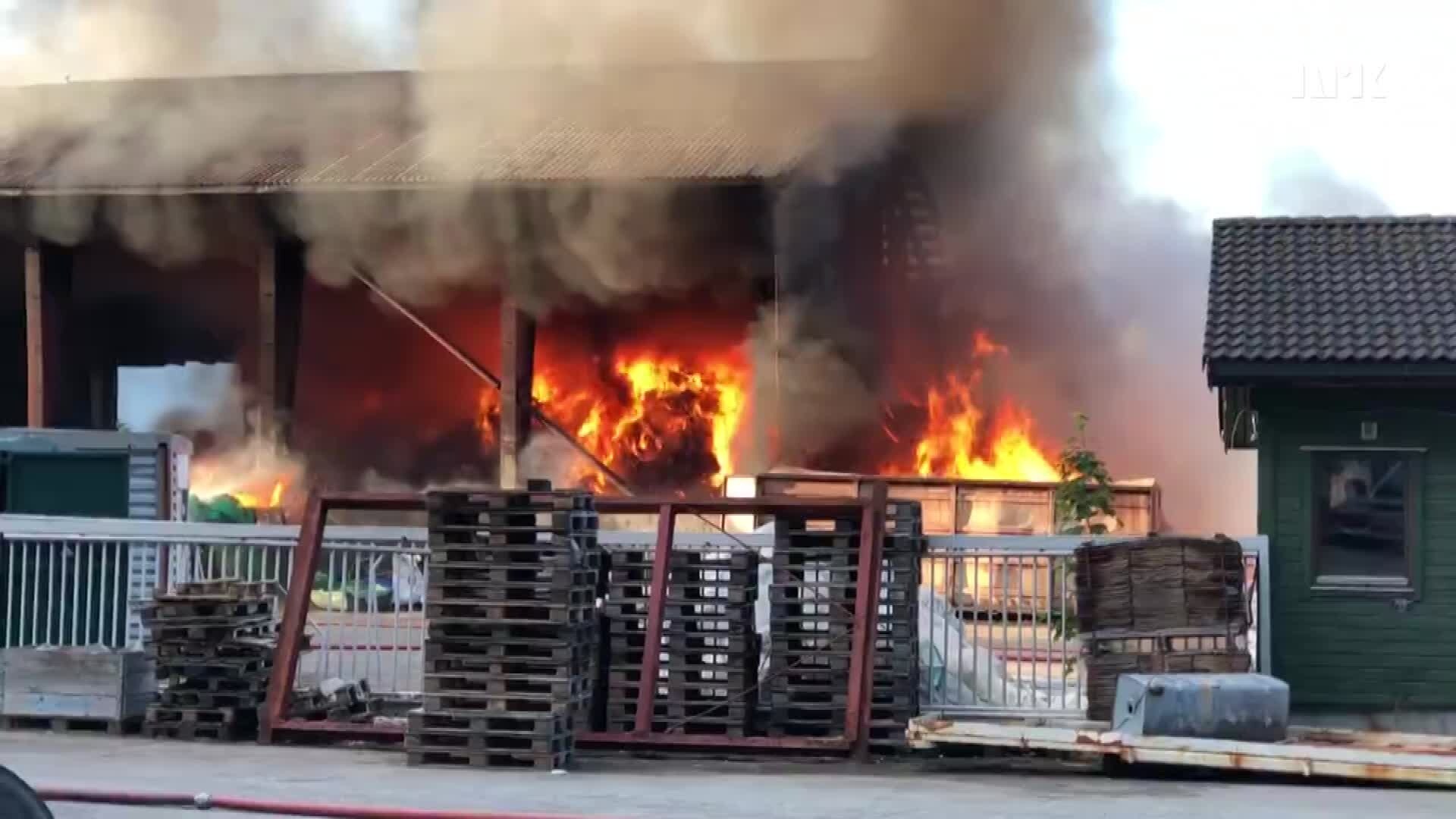 Brann i gjenvinningsanlegg - vurderer å kalle inn sivilforsvar