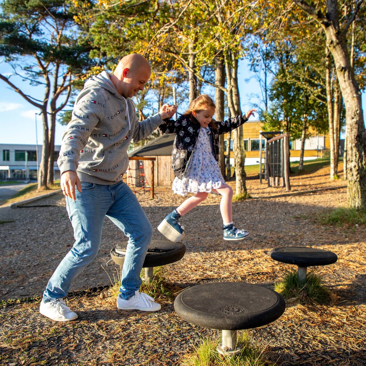 Olivia Grabowska leikar saman med faren Daniel på skuleområdet.