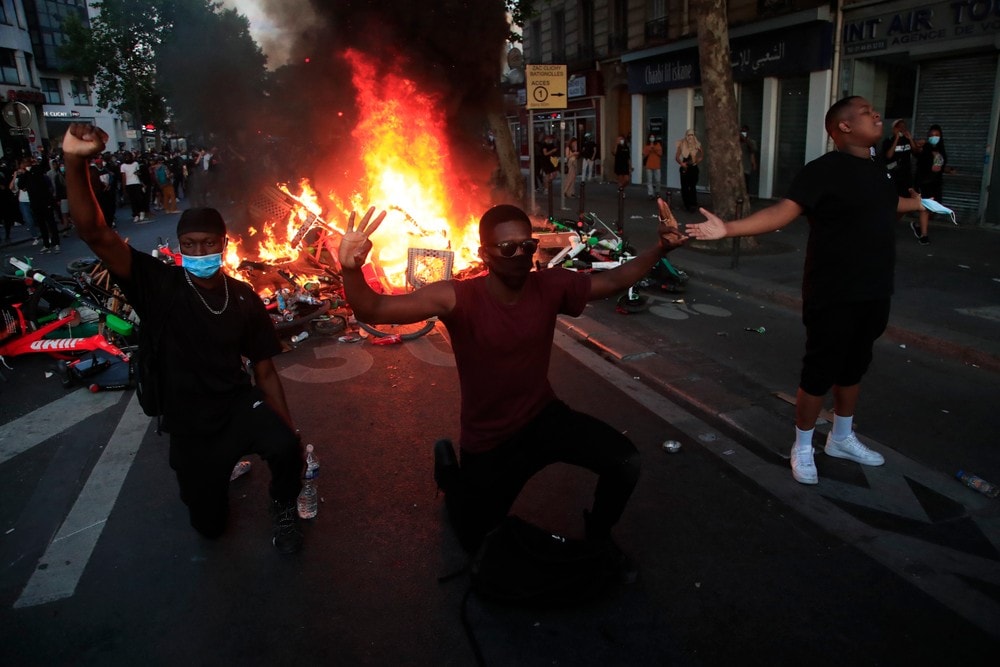 Voldsomme demonstrasjoner i Paris