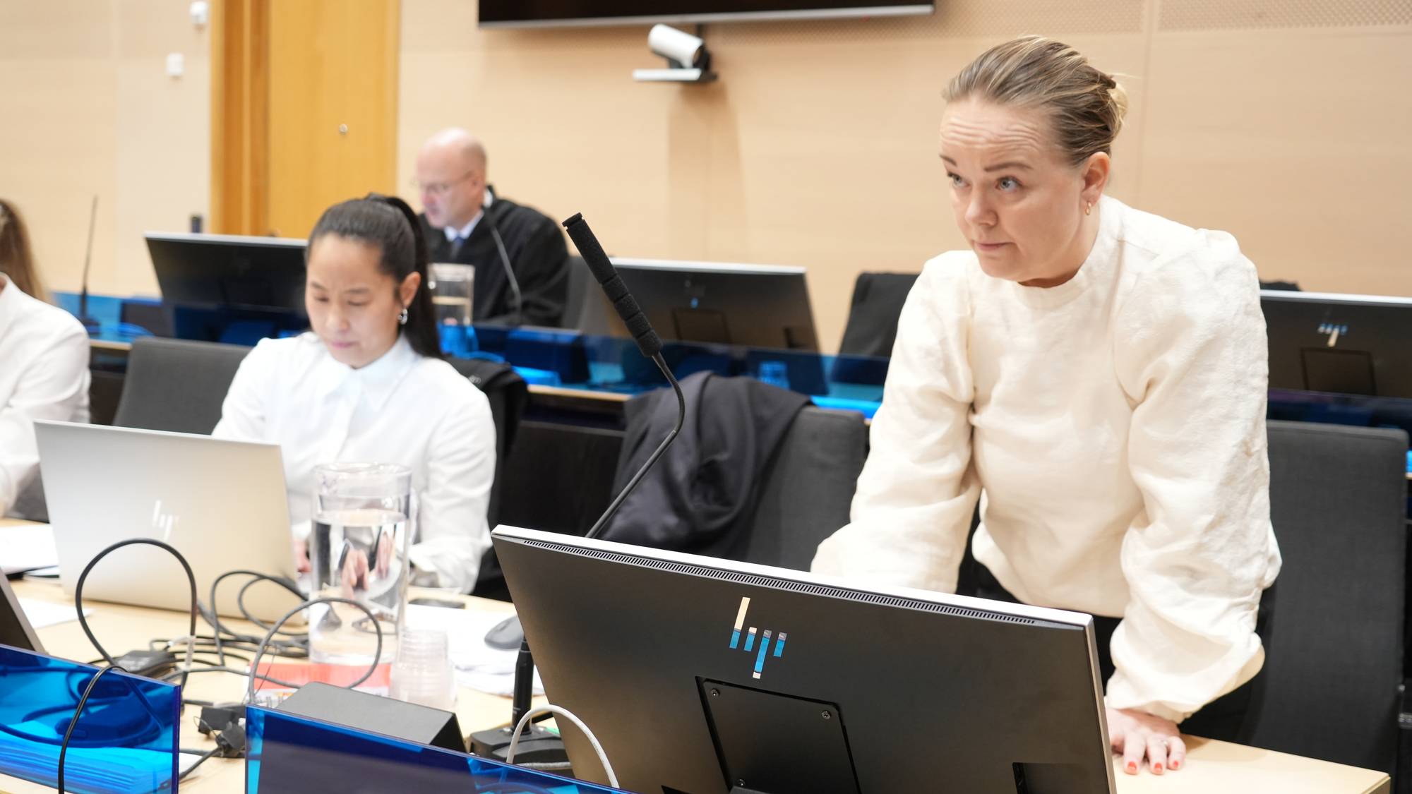 Aktorene Kirsti Jullum Jensen (t.h.) og Lisa Moon Sneve, bistandsadvokat i bakgrunn.