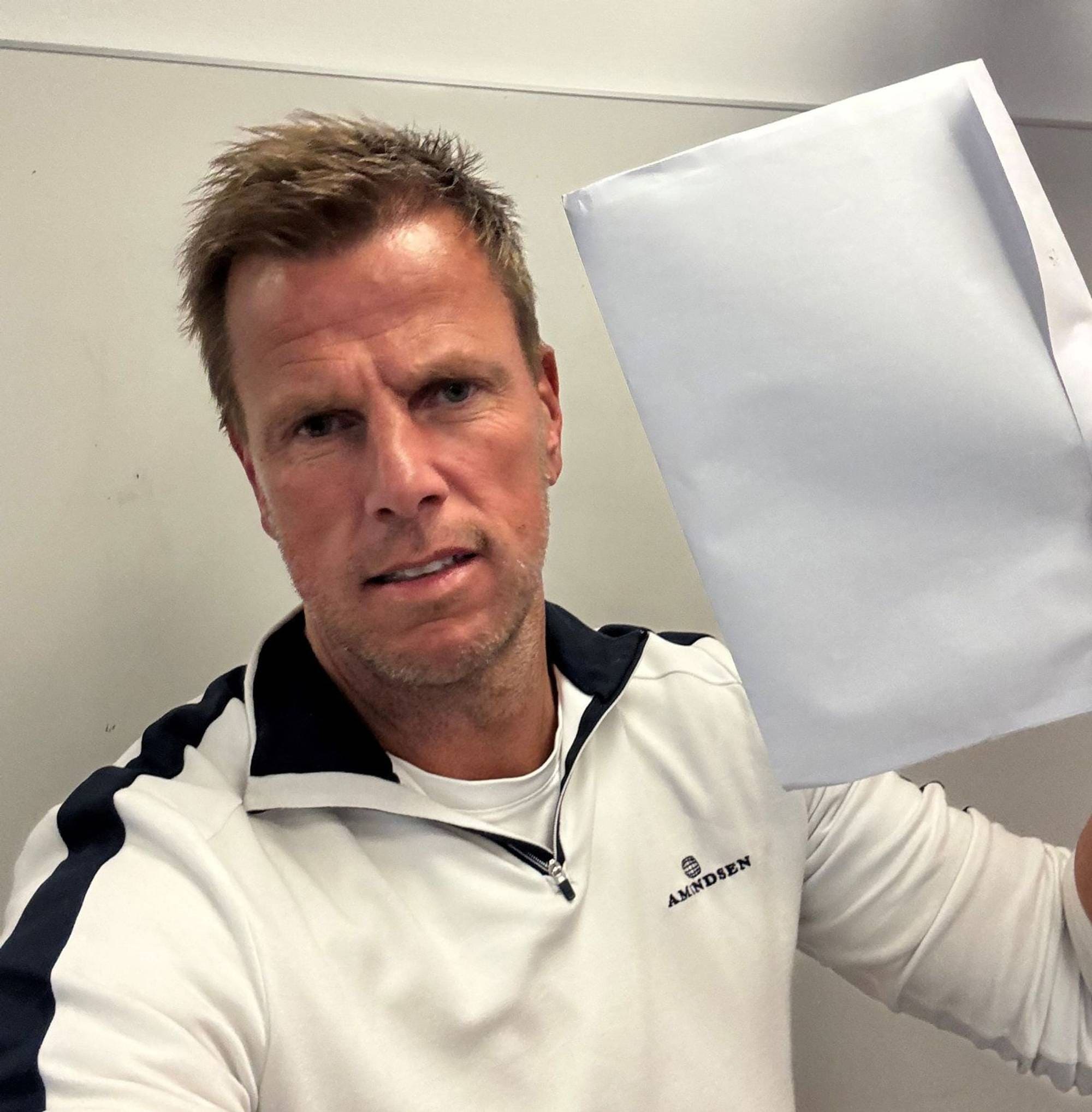 Einar øgrey Brandsdal poserer etter å ha vunnet mot KLM i Forliksrådet