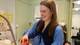 Tina Brock / NRK Dame som heller melk i en melkesteamer