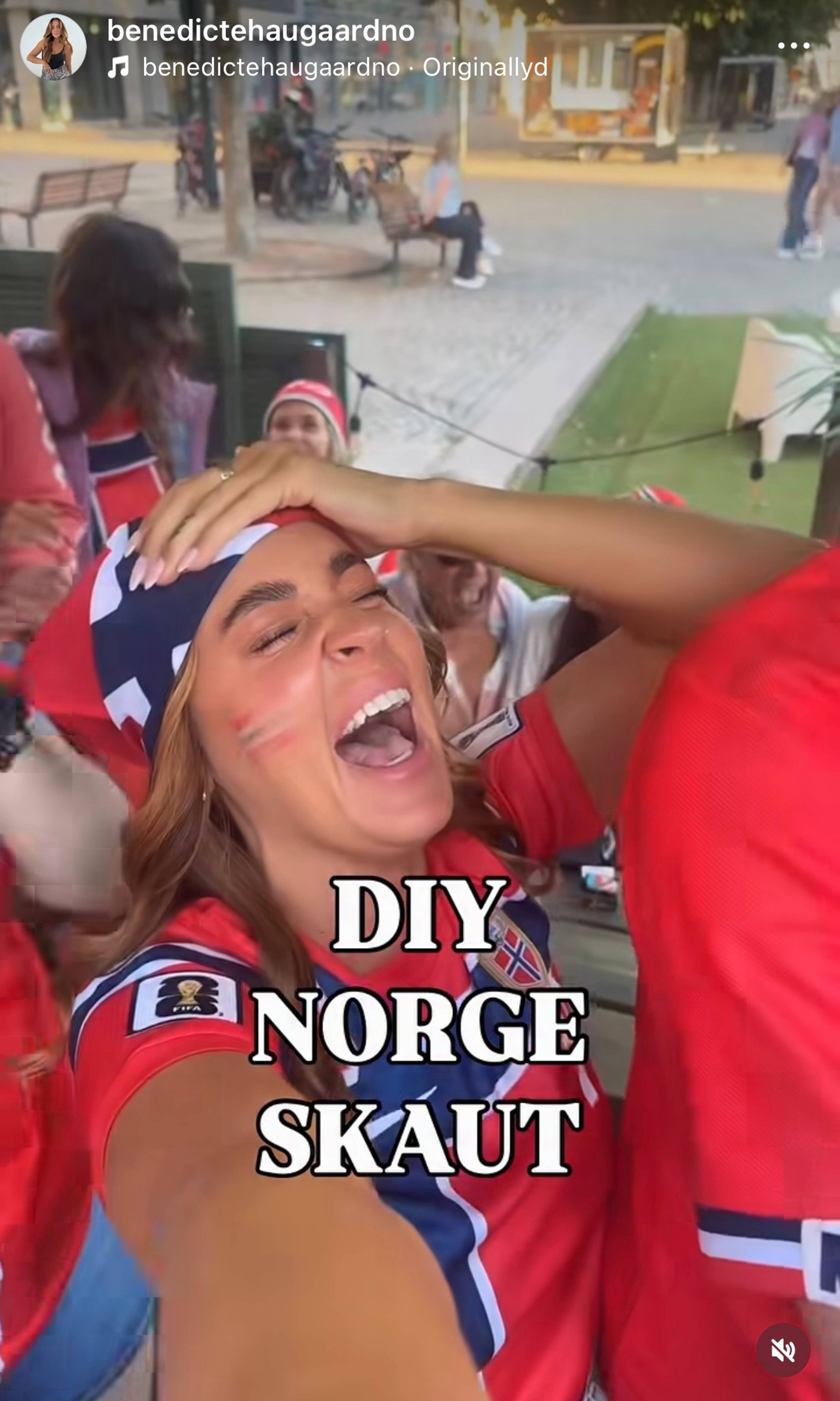 Kvinne med norsk landslagsdrakt og et norsk skaut på hodet.