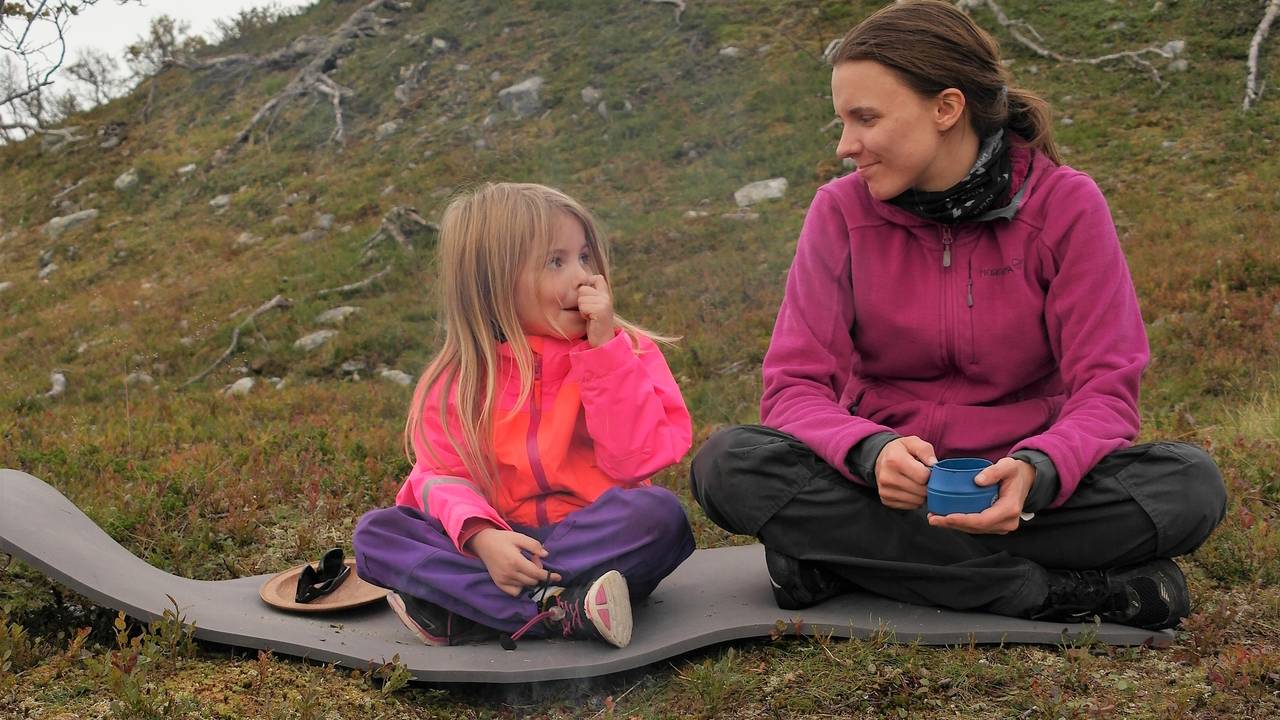 Elisabeth Gleine og datteren på tur.