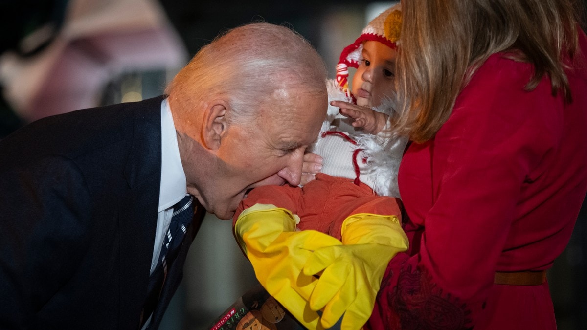 Joe Biden tok ein bit av ein baby