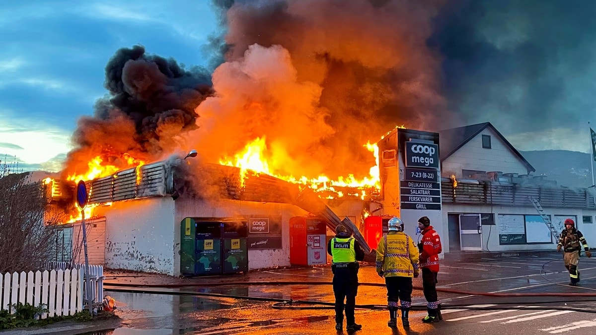 Brann med åpne flammer i butikk i boligfelt i Bodø: – Vi har ikke kontroll