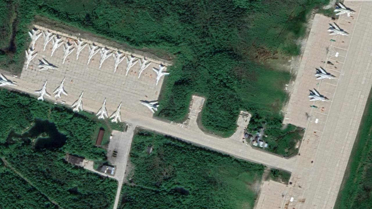 Tu-22 ved flybasen i Olenja.