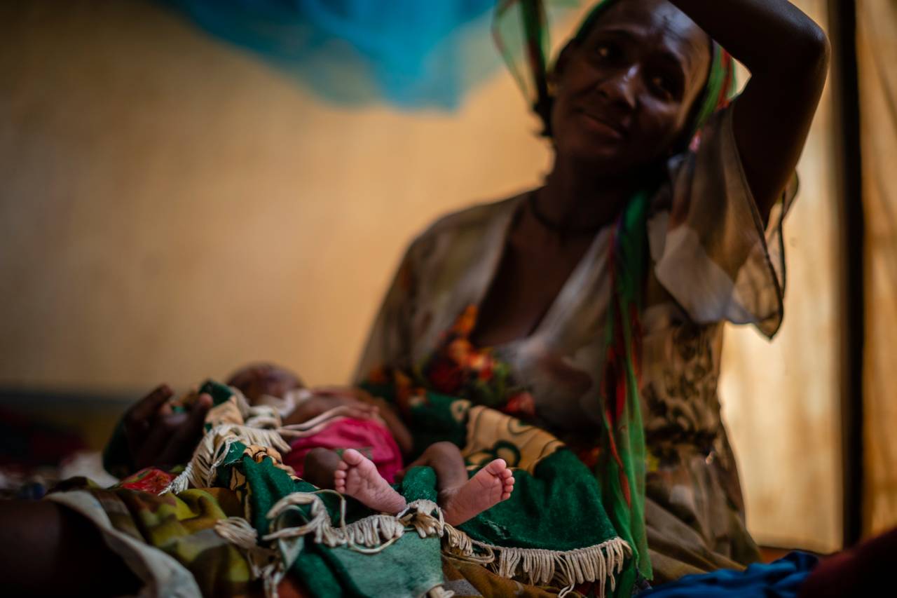 Abeba Gebru (37) sammen med sin underernærte 20 dager gamle datter, Tigsti.
