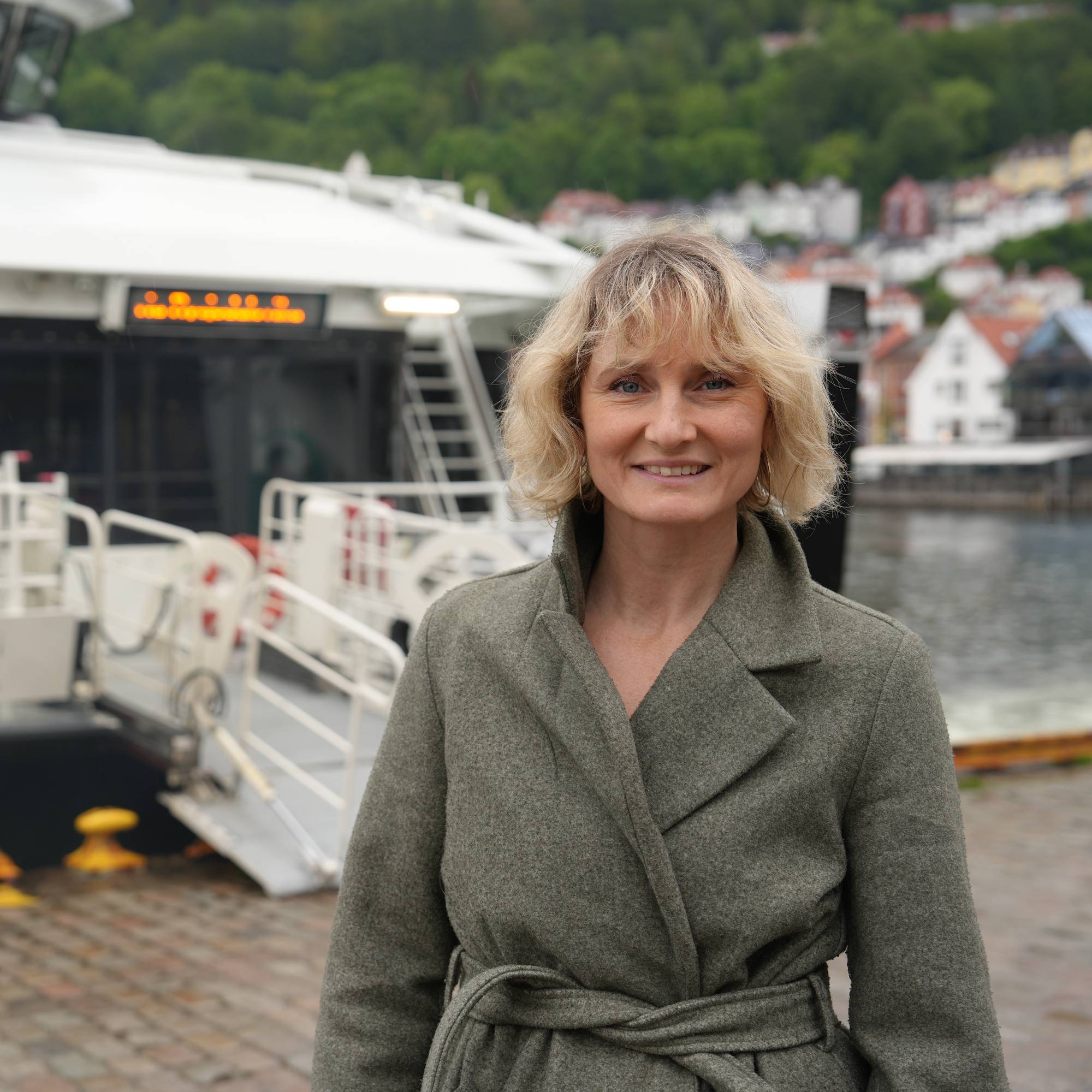 Marthe Hammer (SV) foran hurtigbåt som ligg ved kai i Bergen.