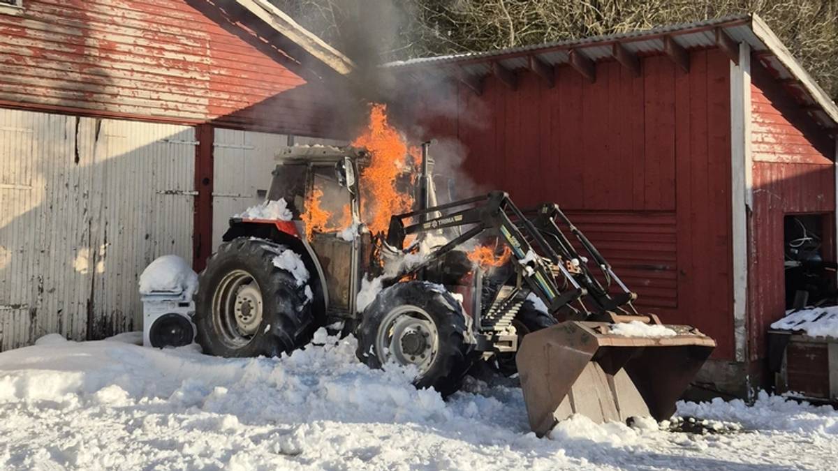 Løp til med brannslokkingsapparat da traktor begynte å brenne