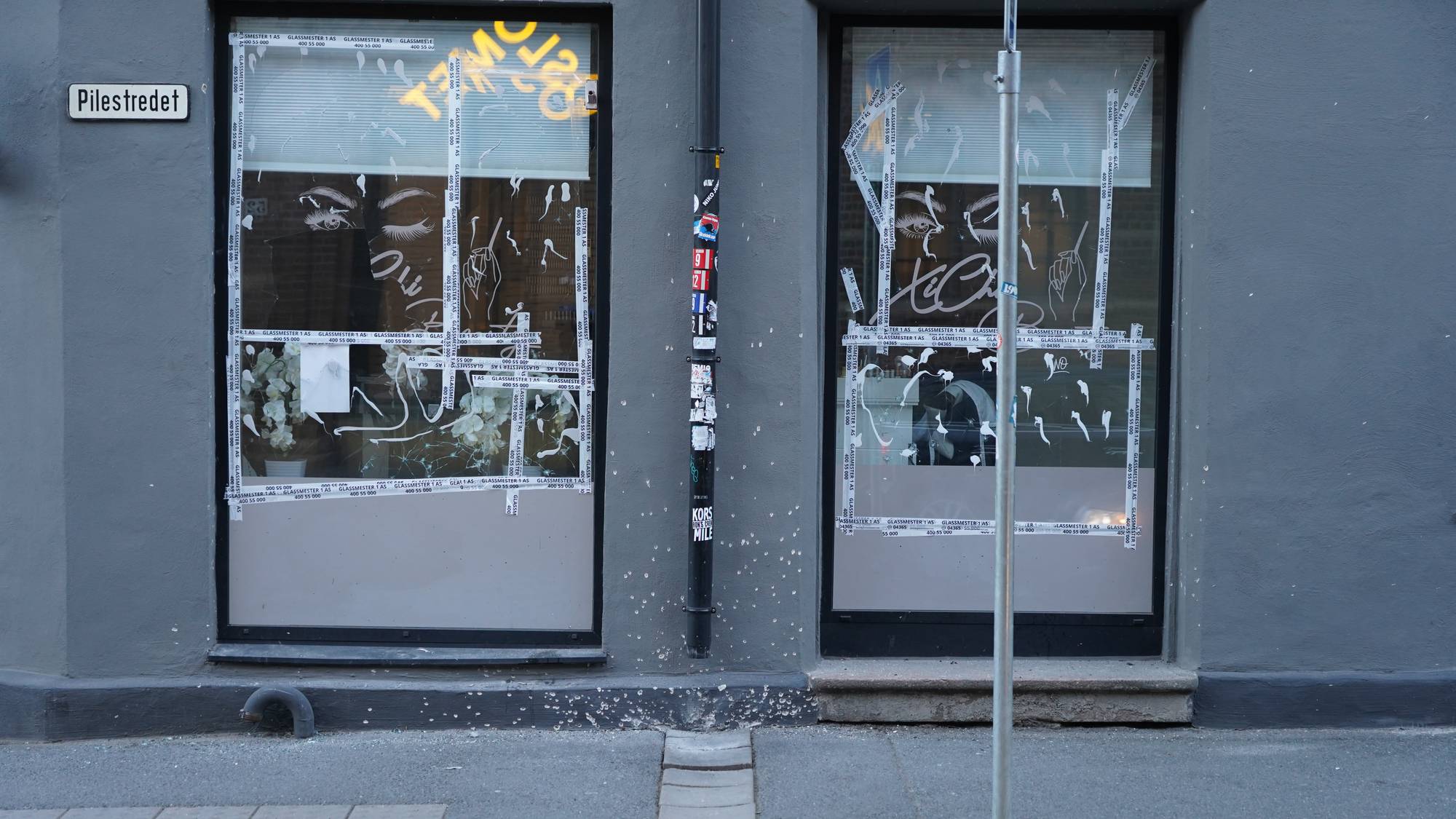 Skader på en fasade etter granateksplosjon