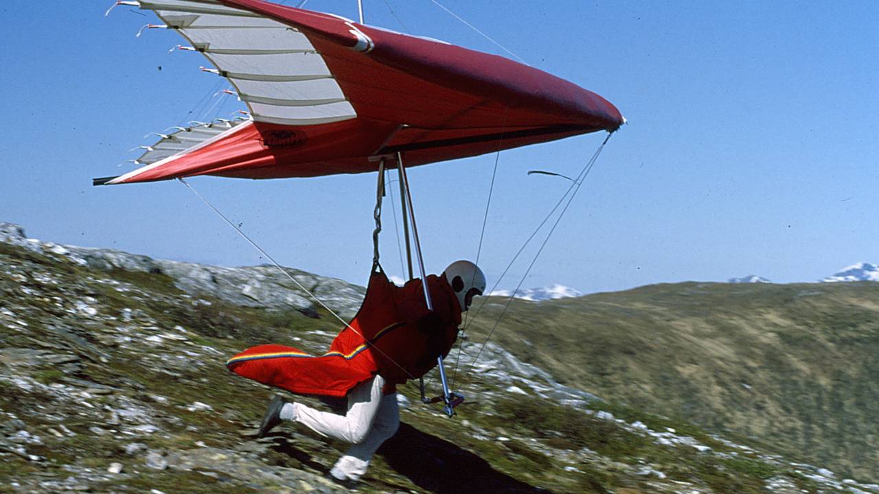Thor Solø tar av fra Keiservarden med hangglider