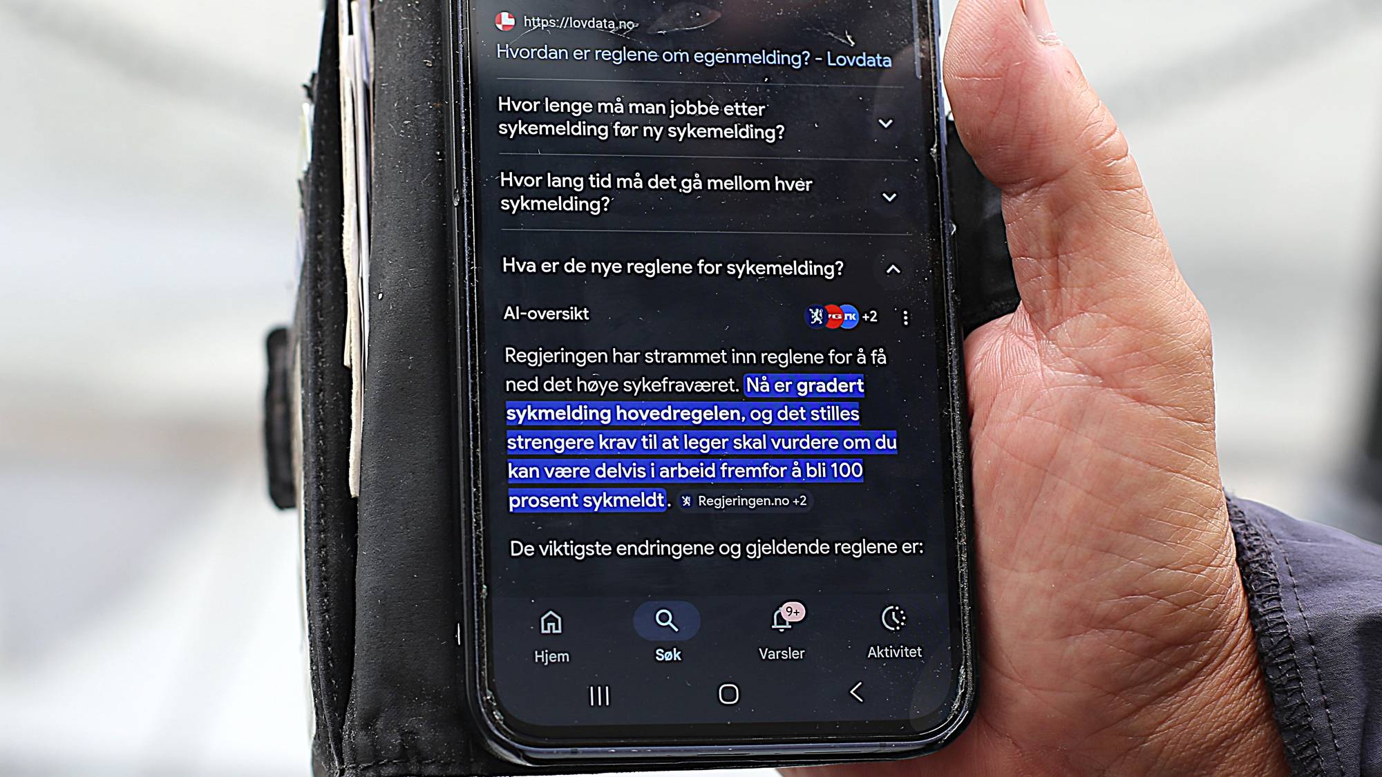 Nye takster for sykmeldinger vises på en mobil