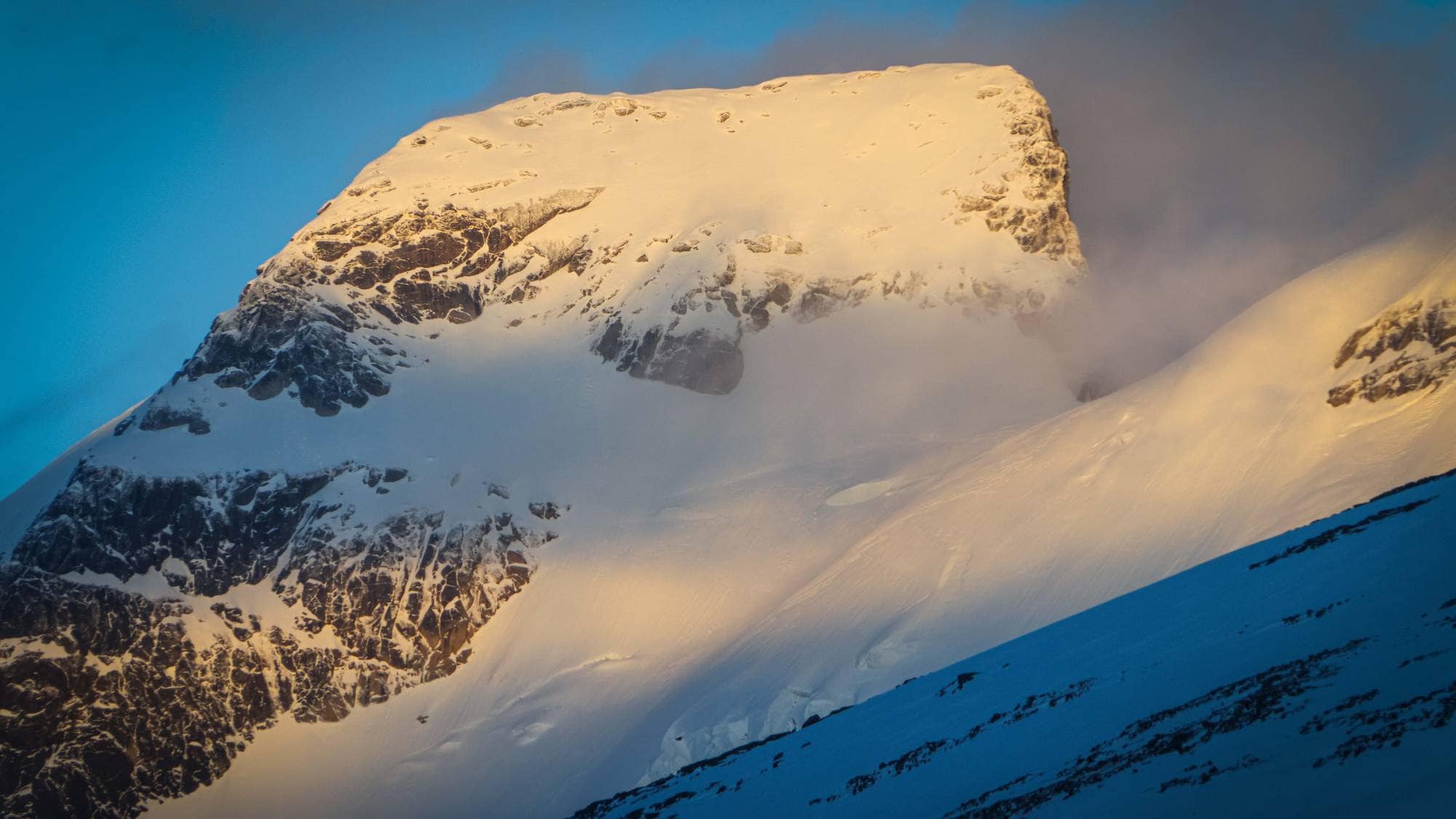 Fjell med snø.