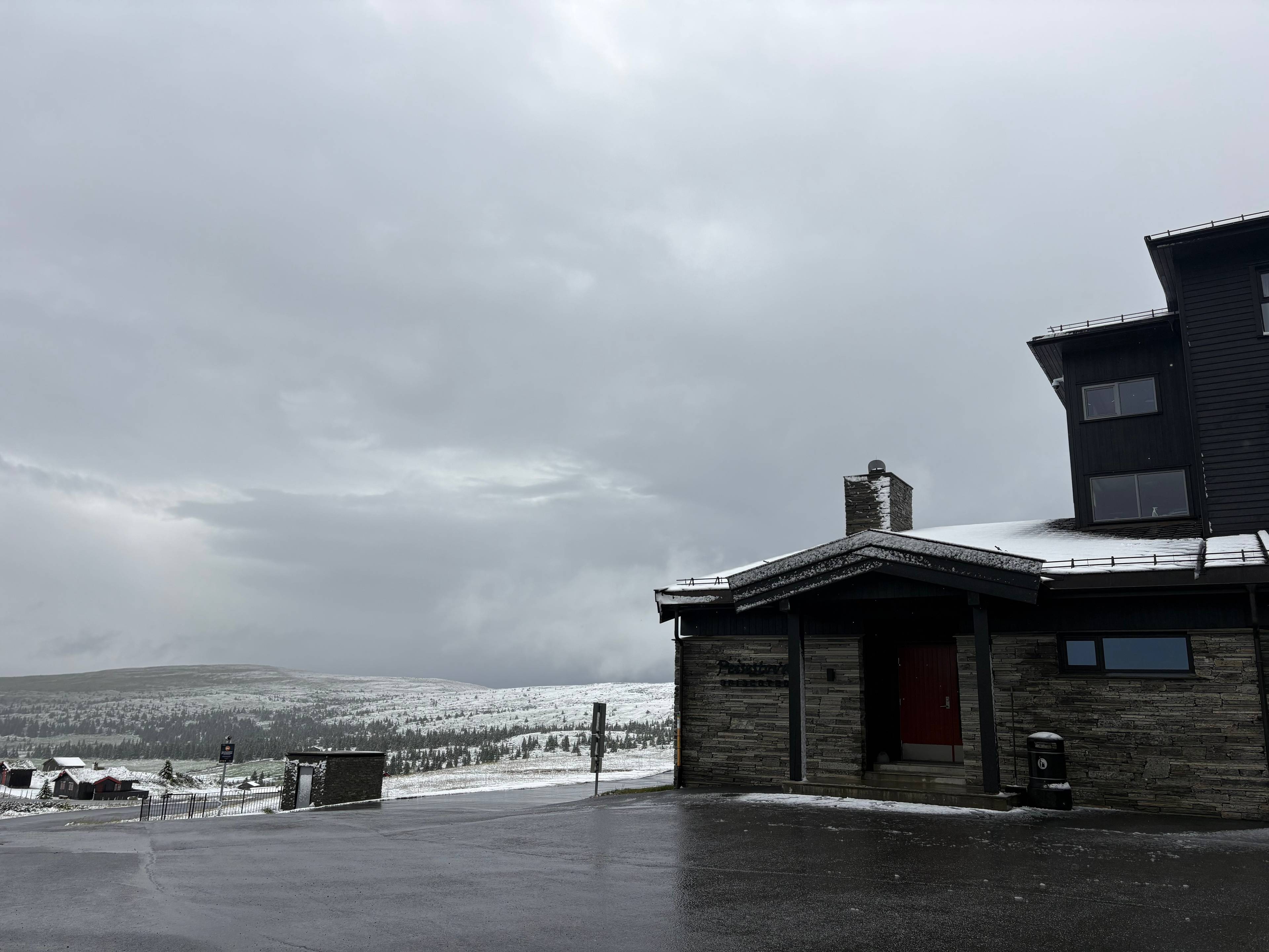 snø ved en hytte