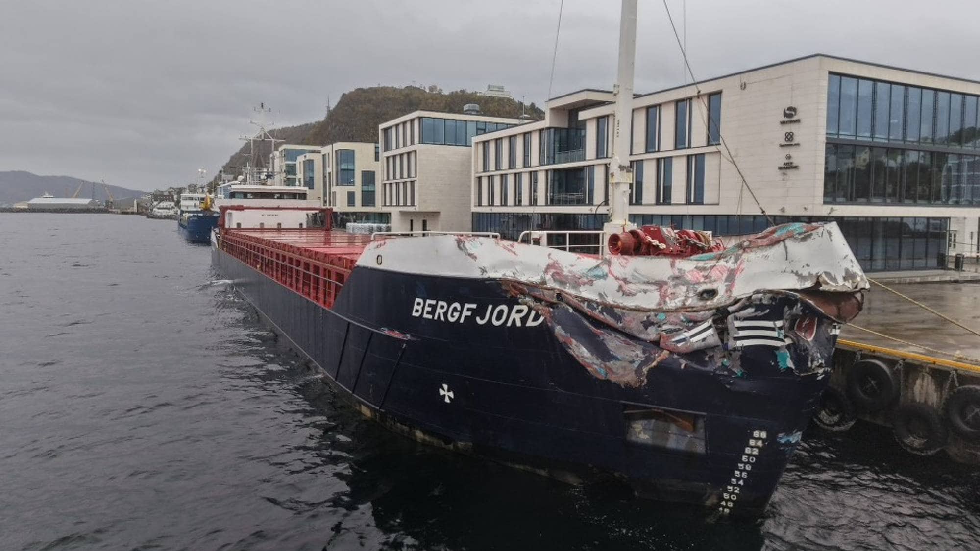 Skipet Bergfjord ligger til kai i Ålesund med store skader