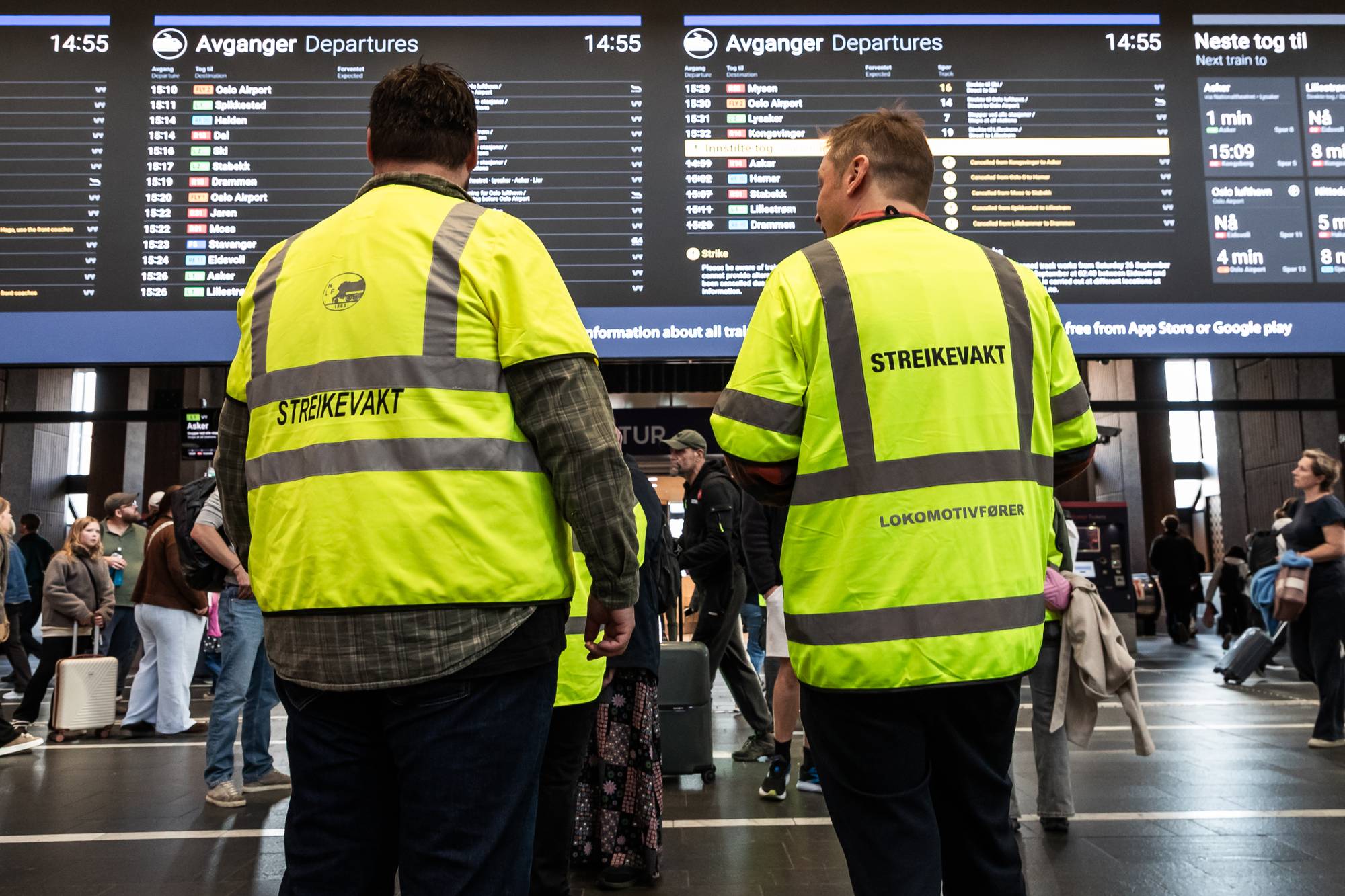 En streikevakt på Oslo S holder brosjyrer om togstreiken